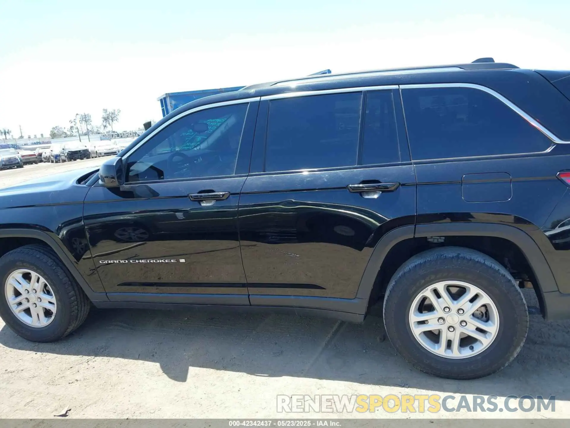 14 Photograph of a damaged car 1C4RJHAG6N8572407 JEEP GRAND CHEROKEE 2022