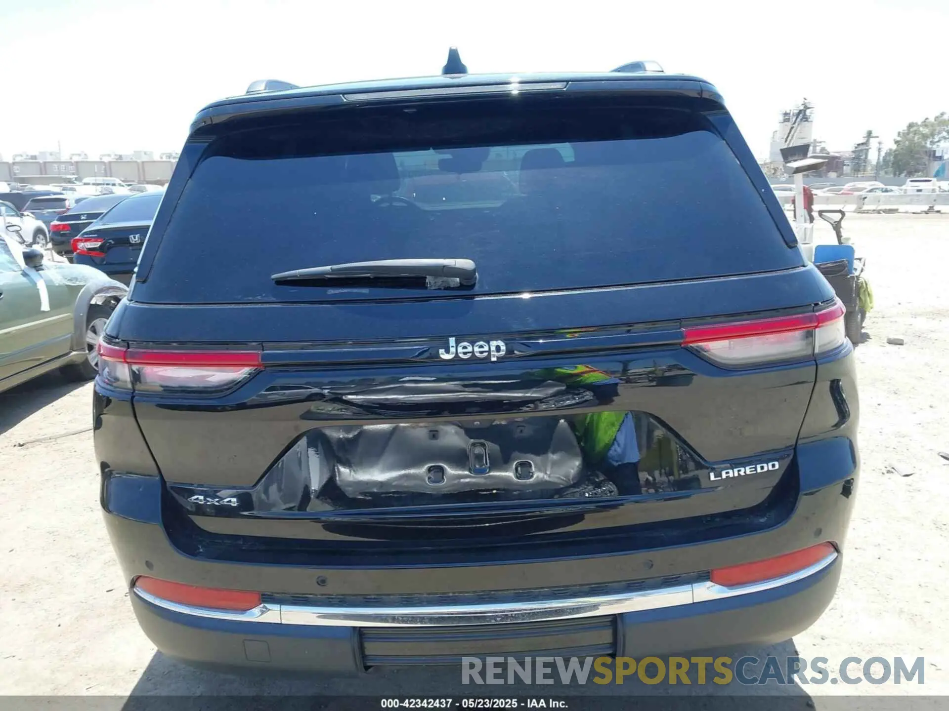 16 Photograph of a damaged car 1C4RJHAG6N8572407 JEEP GRAND CHEROKEE 2022