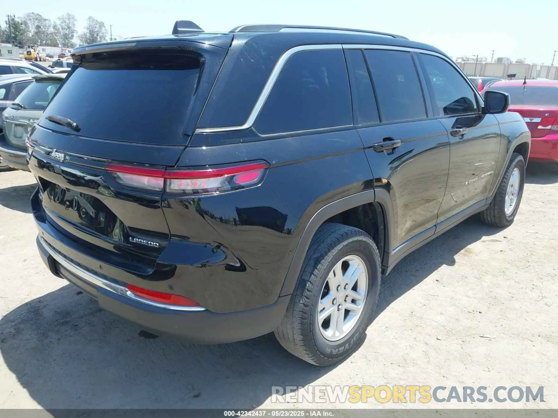 4 Photograph of a damaged car 1C4RJHAG6N8572407 JEEP GRAND CHEROKEE 2022