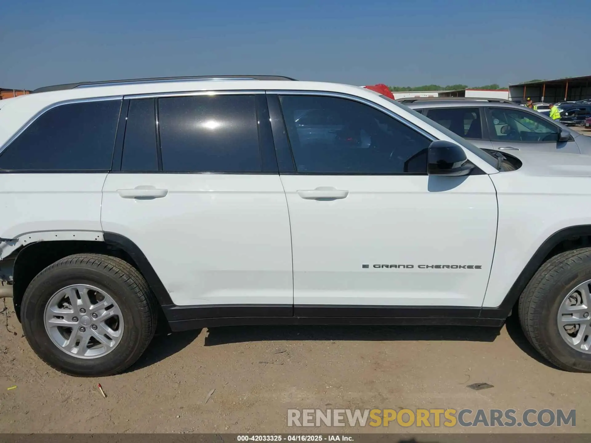 14 Photograph of a damaged car 1C4RJHAG8N8597860 JEEP GRAND CHEROKEE 2022