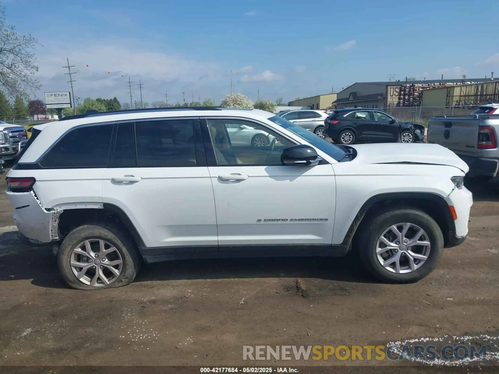 13 Photograph of a damaged car 1C4RJHBG0N8521421 JEEP GRAND CHEROKEE 2022