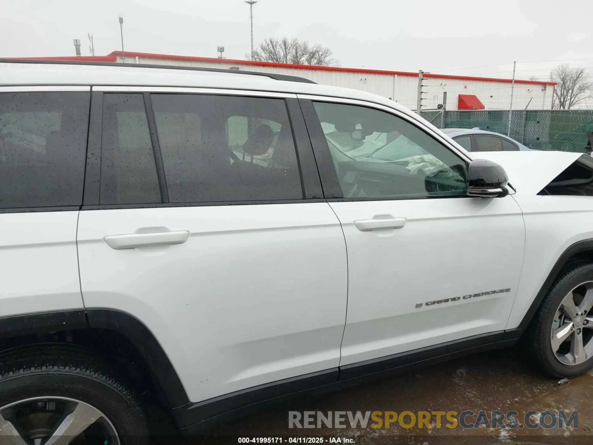 13 Photograph of a damaged car 1C4RJHBG1N8592711 JEEP GRAND CHEROKEE 2022