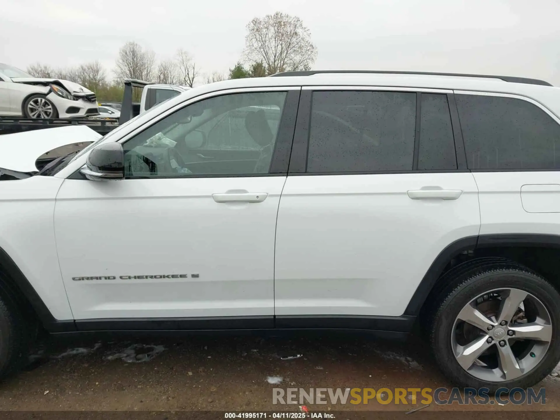 14 Photograph of a damaged car 1C4RJHBG1N8592711 JEEP GRAND CHEROKEE 2022