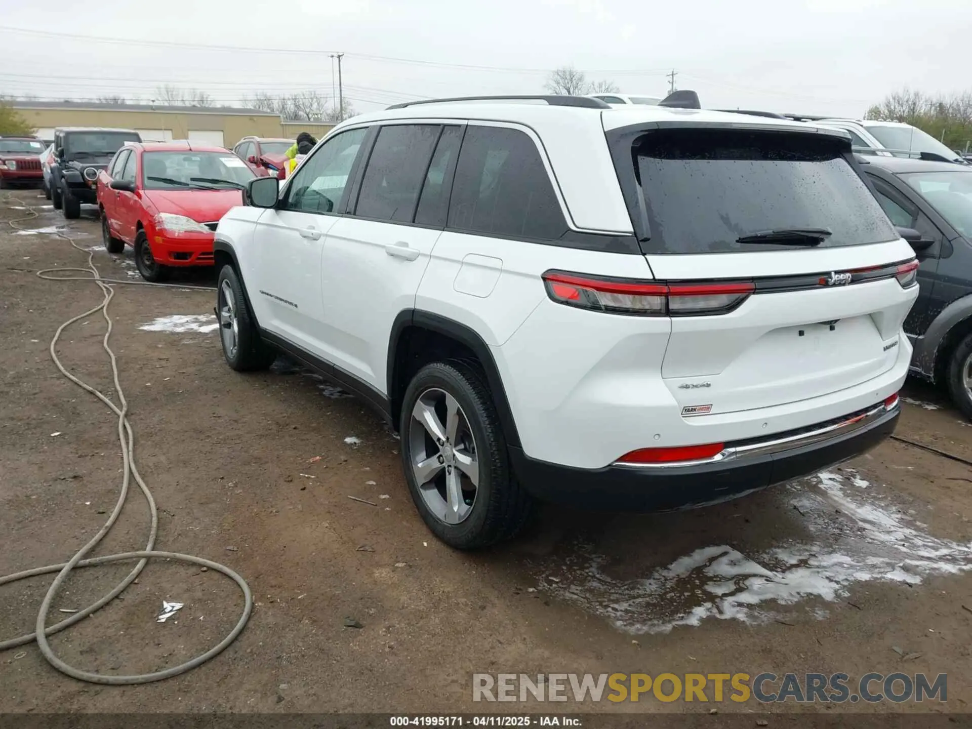 3 Photograph of a damaged car 1C4RJHBG1N8592711 JEEP GRAND CHEROKEE 2022