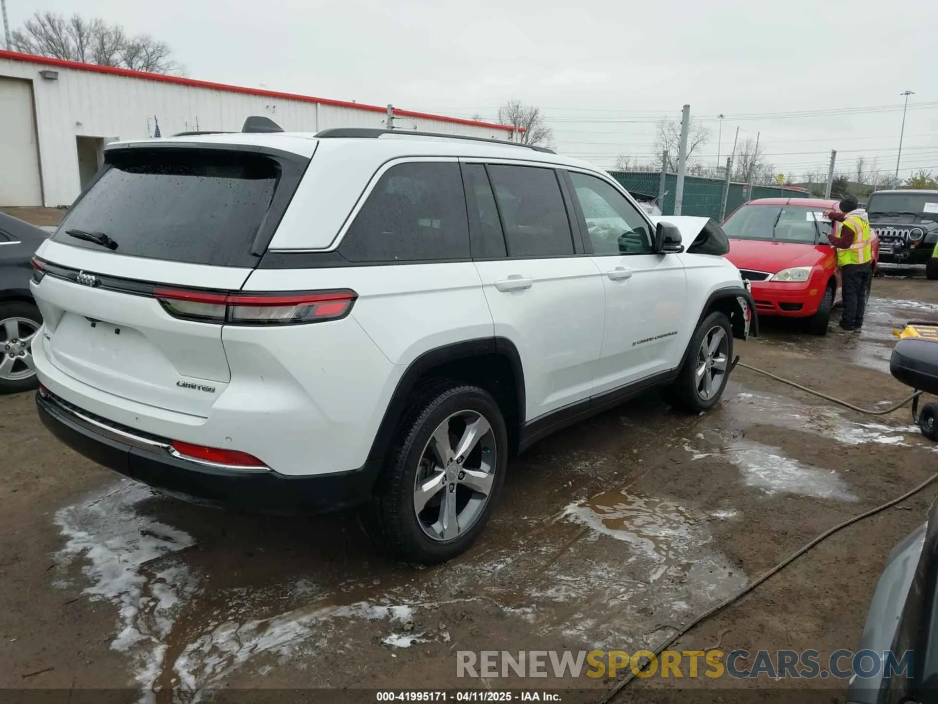 4 Photograph of a damaged car 1C4RJHBG1N8592711 JEEP GRAND CHEROKEE 2022