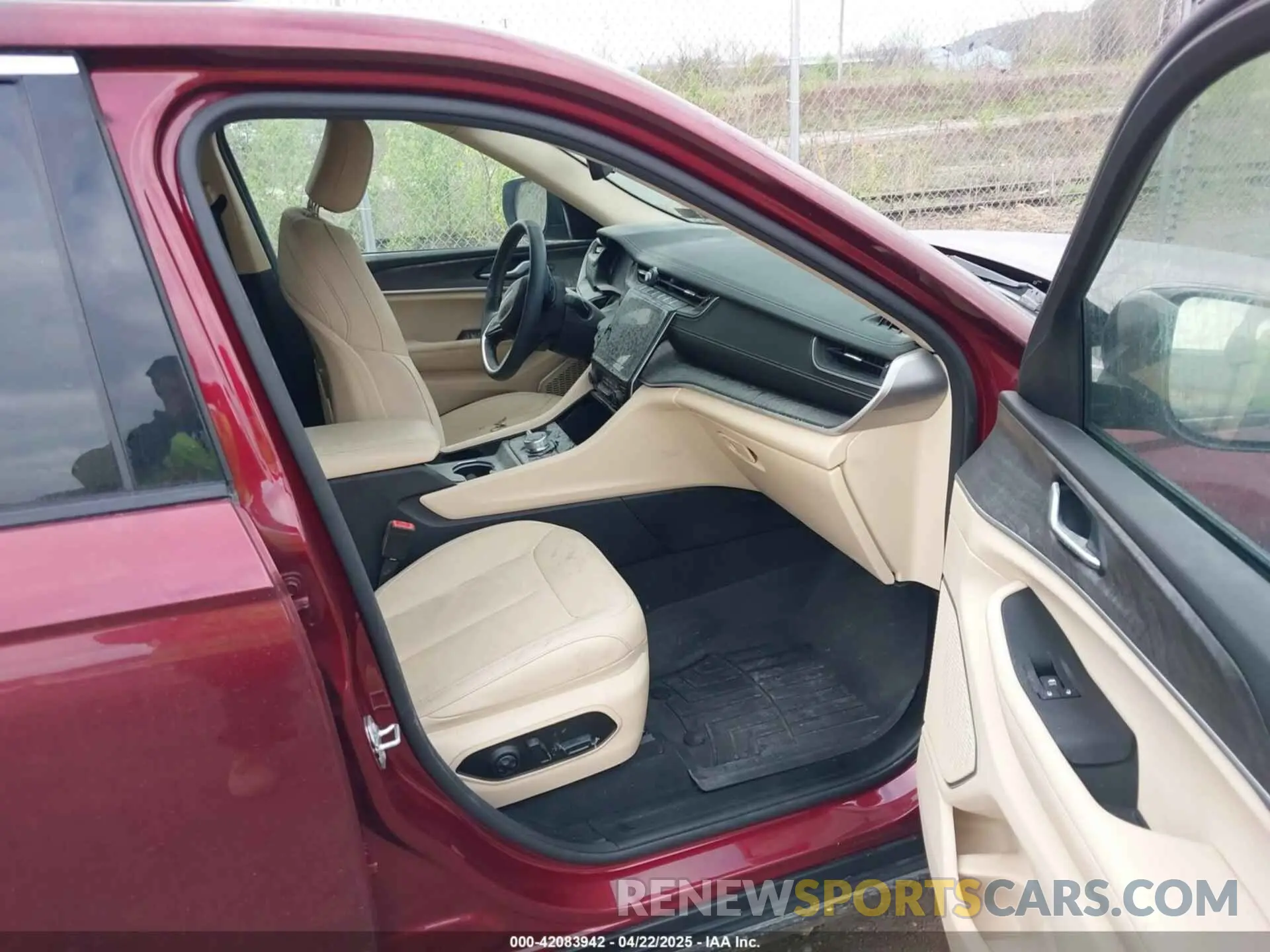 5 Photograph of a damaged car 1C4RJHBG2N8612156 JEEP GRAND CHEROKEE 2022