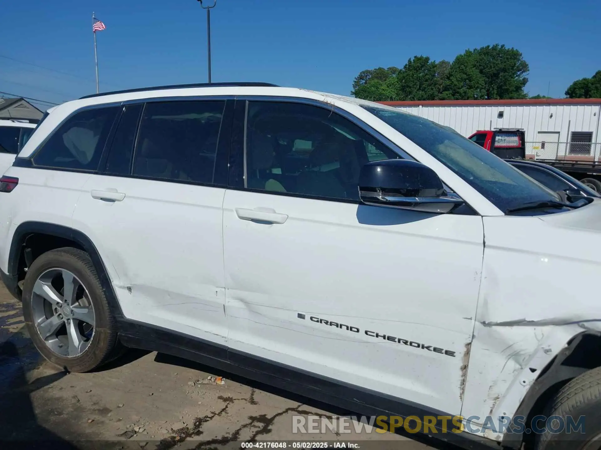 12 Photograph of a damaged car 1C4RJHBG3N8540707 JEEP GRAND CHEROKEE 2022