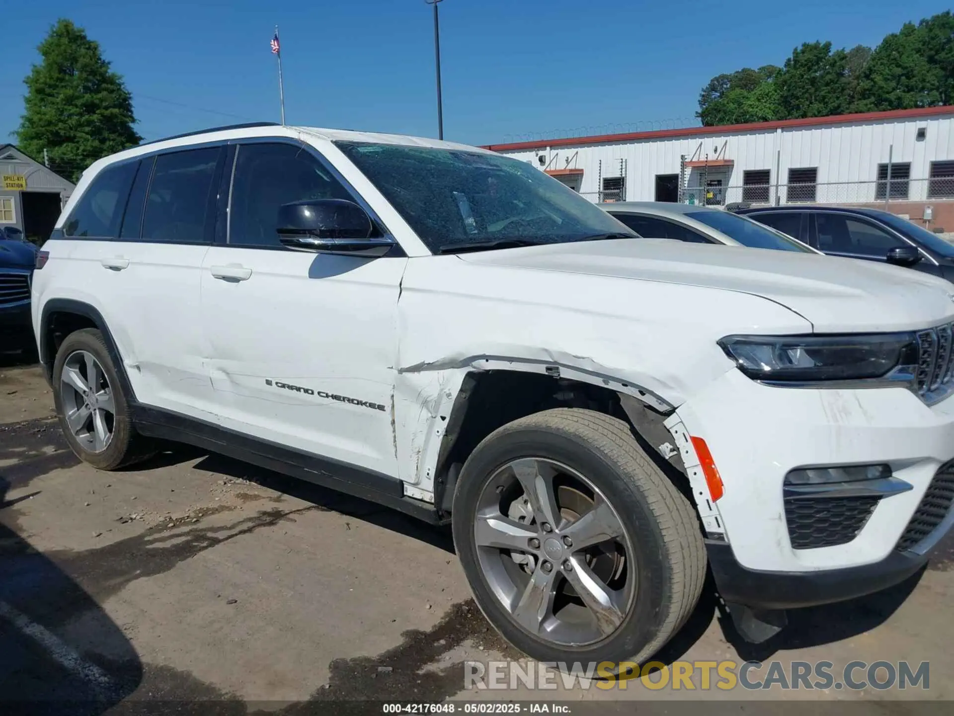 17 Photograph of a damaged car 1C4RJHBG3N8540707 JEEP GRAND CHEROKEE 2022