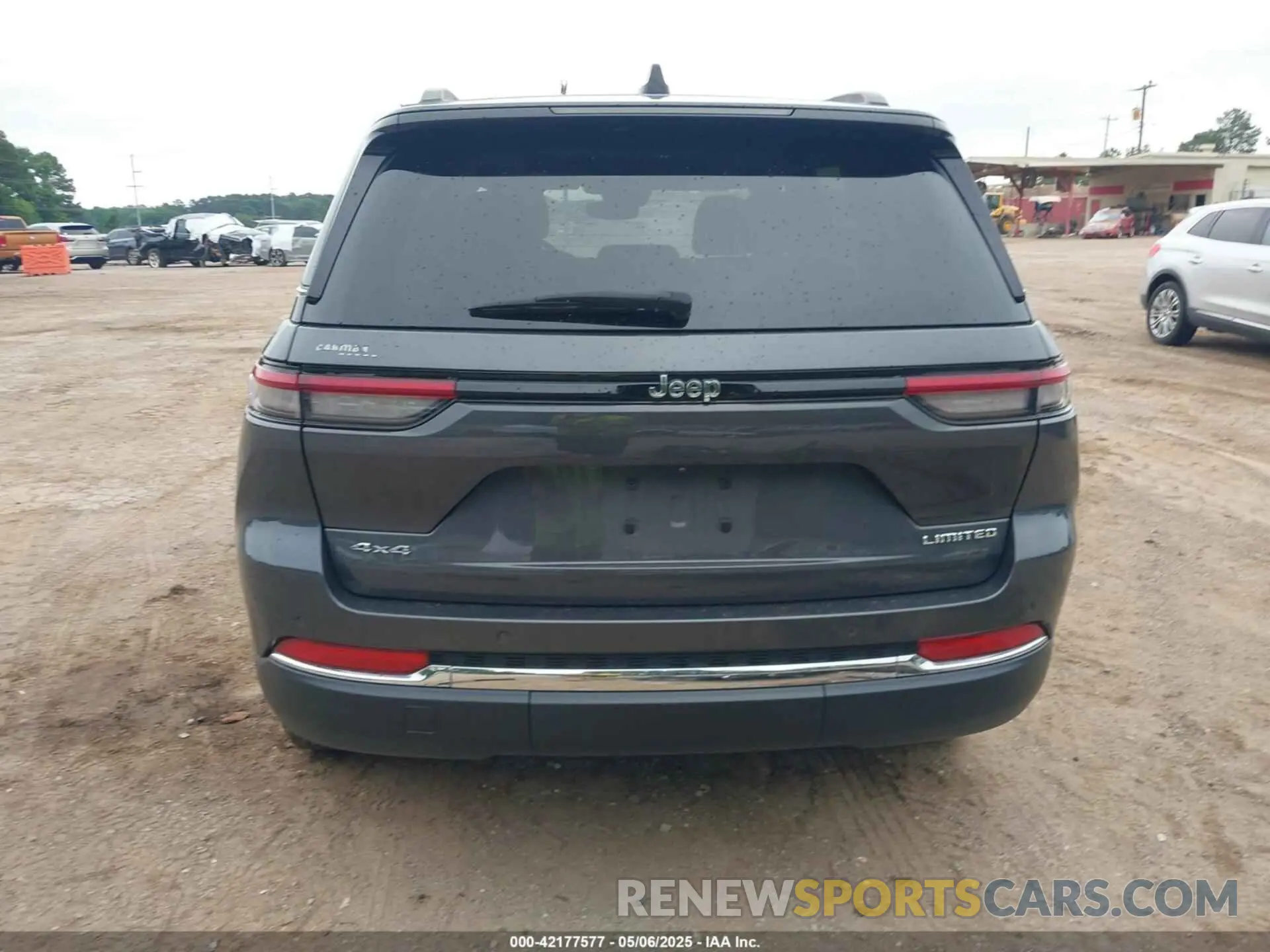 17 Photograph of a damaged car 1C4RJHBG7N8524199 JEEP GRAND CHEROKEE 2022