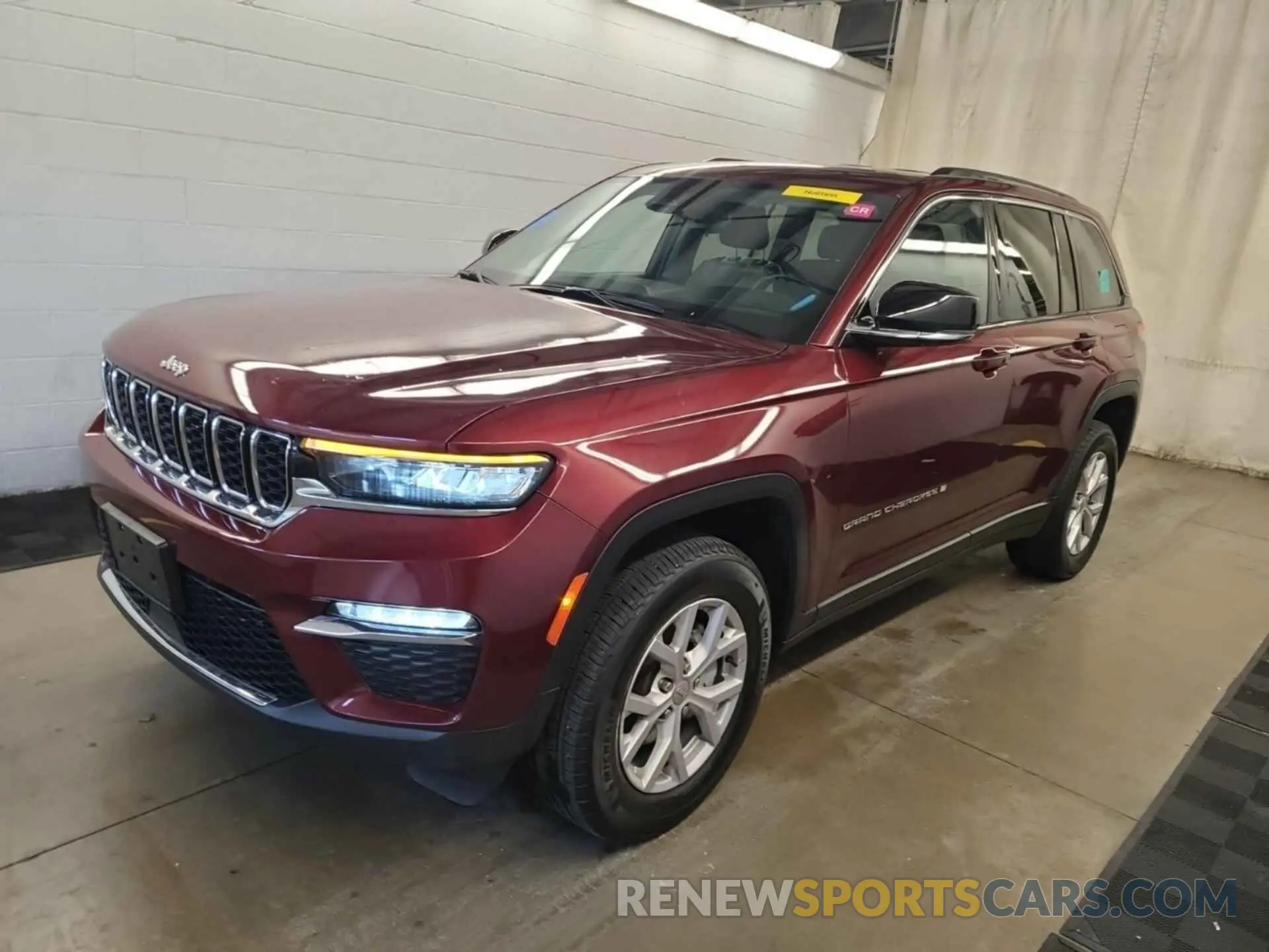 28 Photograph of a damaged car 1C4RJHBG7N8557865 JEEP GRAND CHEROKEE 2022
