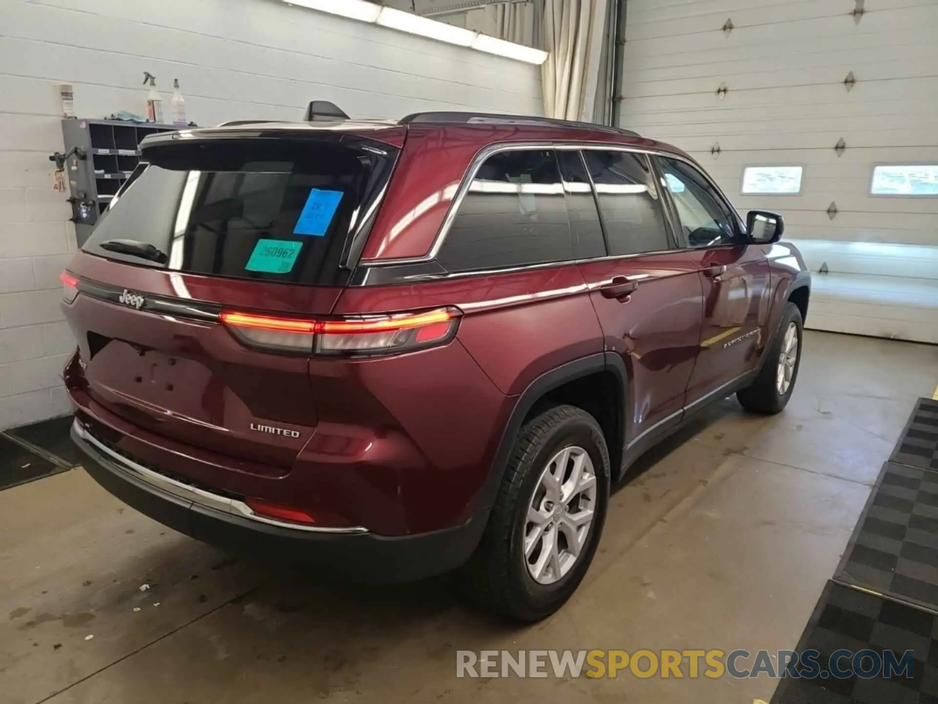 7 Photograph of a damaged car 1C4RJHBG7N8557865 JEEP GRAND CHEROKEE 2022