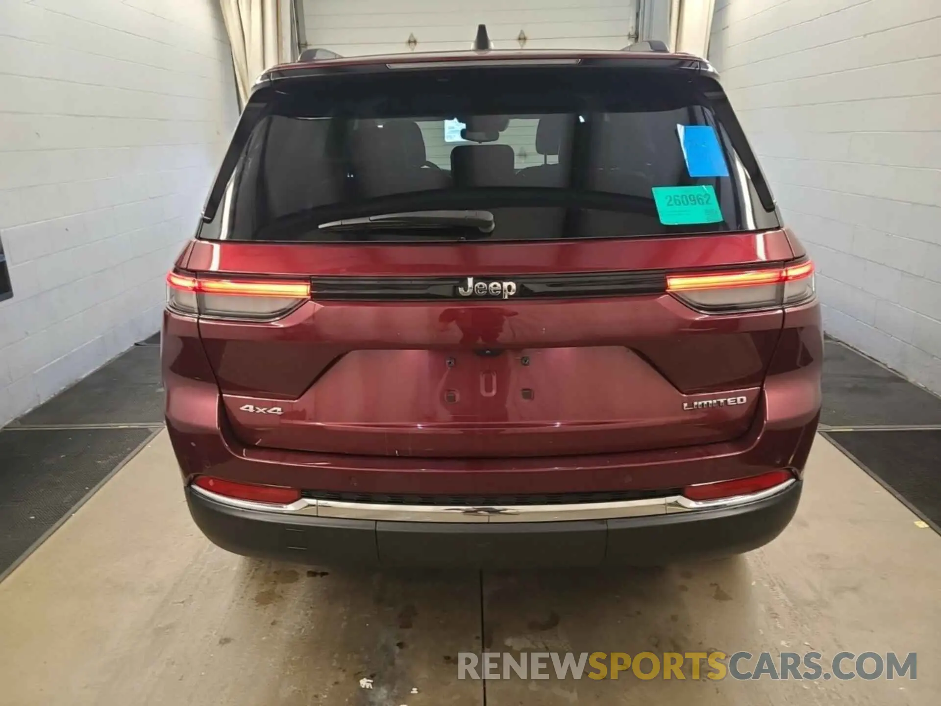 8 Photograph of a damaged car 1C4RJHBG7N8557865 JEEP GRAND CHEROKEE 2022