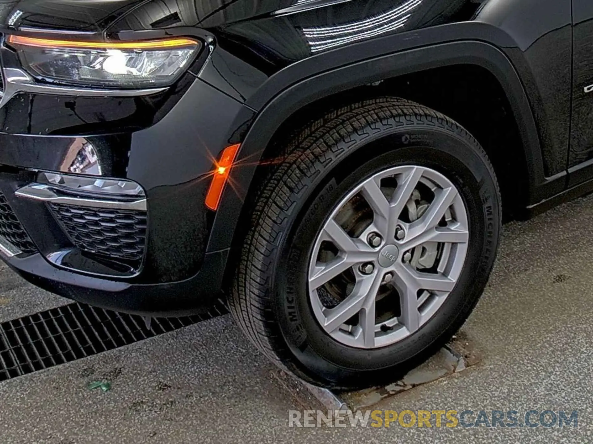 28 Photograph of a damaged car 1C4RJHBG8N8550780 JEEP GRAND CHEROKEE 2022