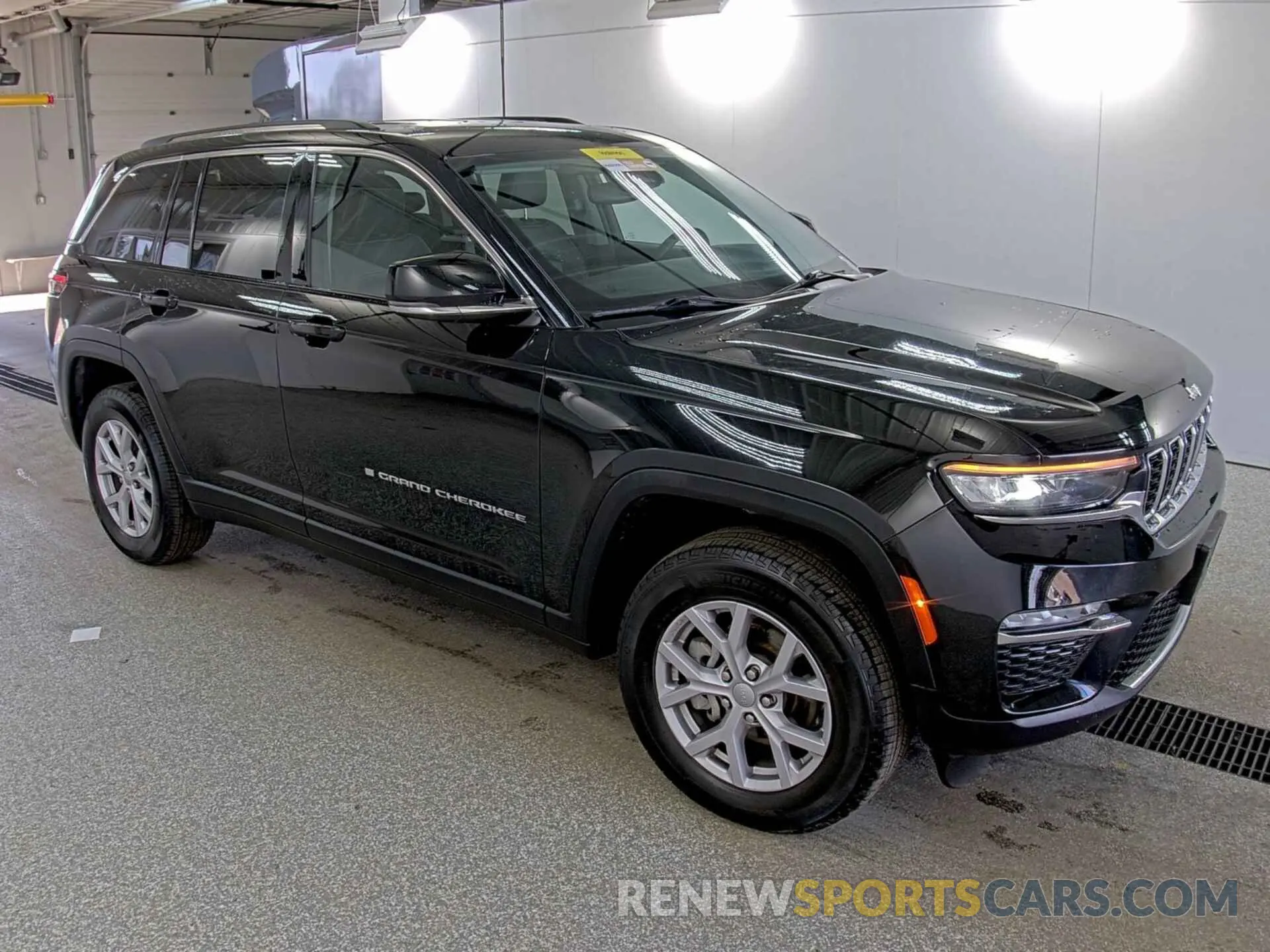 8 Photograph of a damaged car 1C4RJHBG8N8550780 JEEP GRAND CHEROKEE 2022