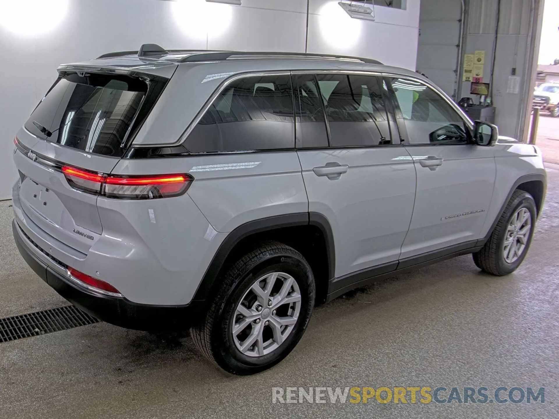 2 Photograph of a damaged car 1C4RJHBG9N8619850 JEEP GRAND CHEROKEE 2022
