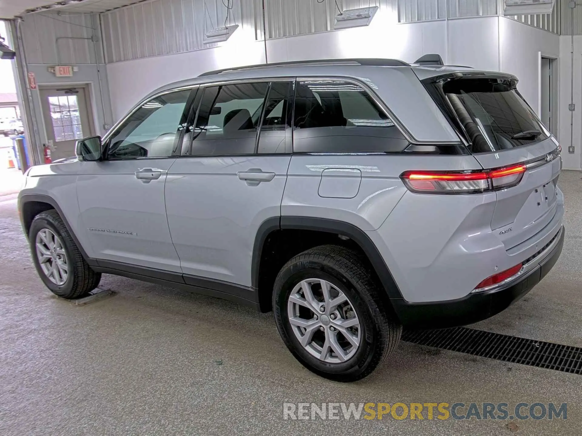 21 Photograph of a damaged car 1C4RJHBG9N8619850 JEEP GRAND CHEROKEE 2022