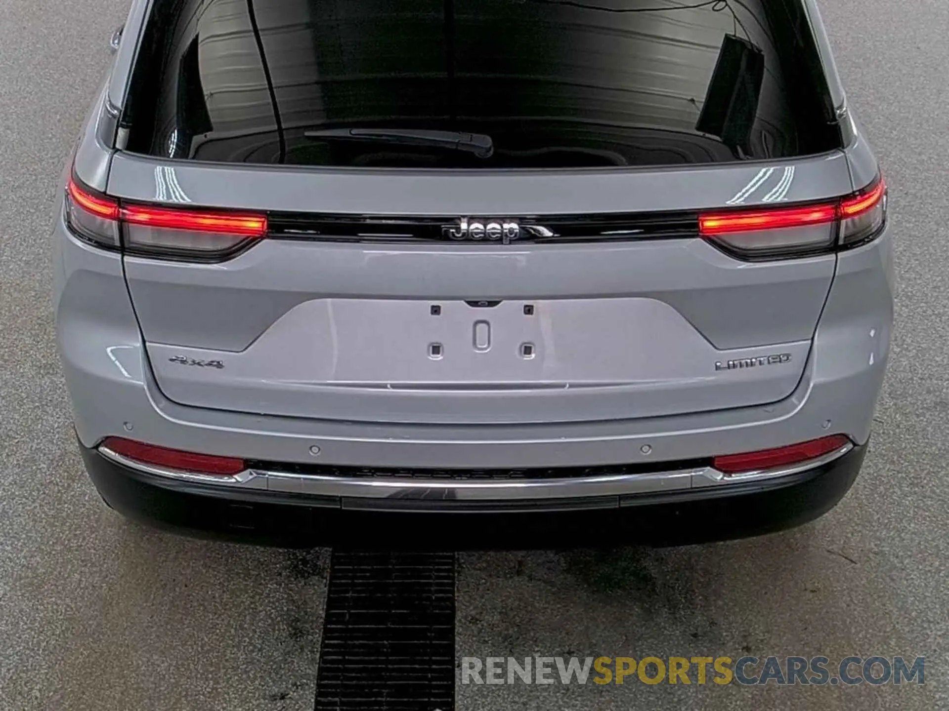 28 Photograph of a damaged car 1C4RJHBG9N8619850 JEEP GRAND CHEROKEE 2022