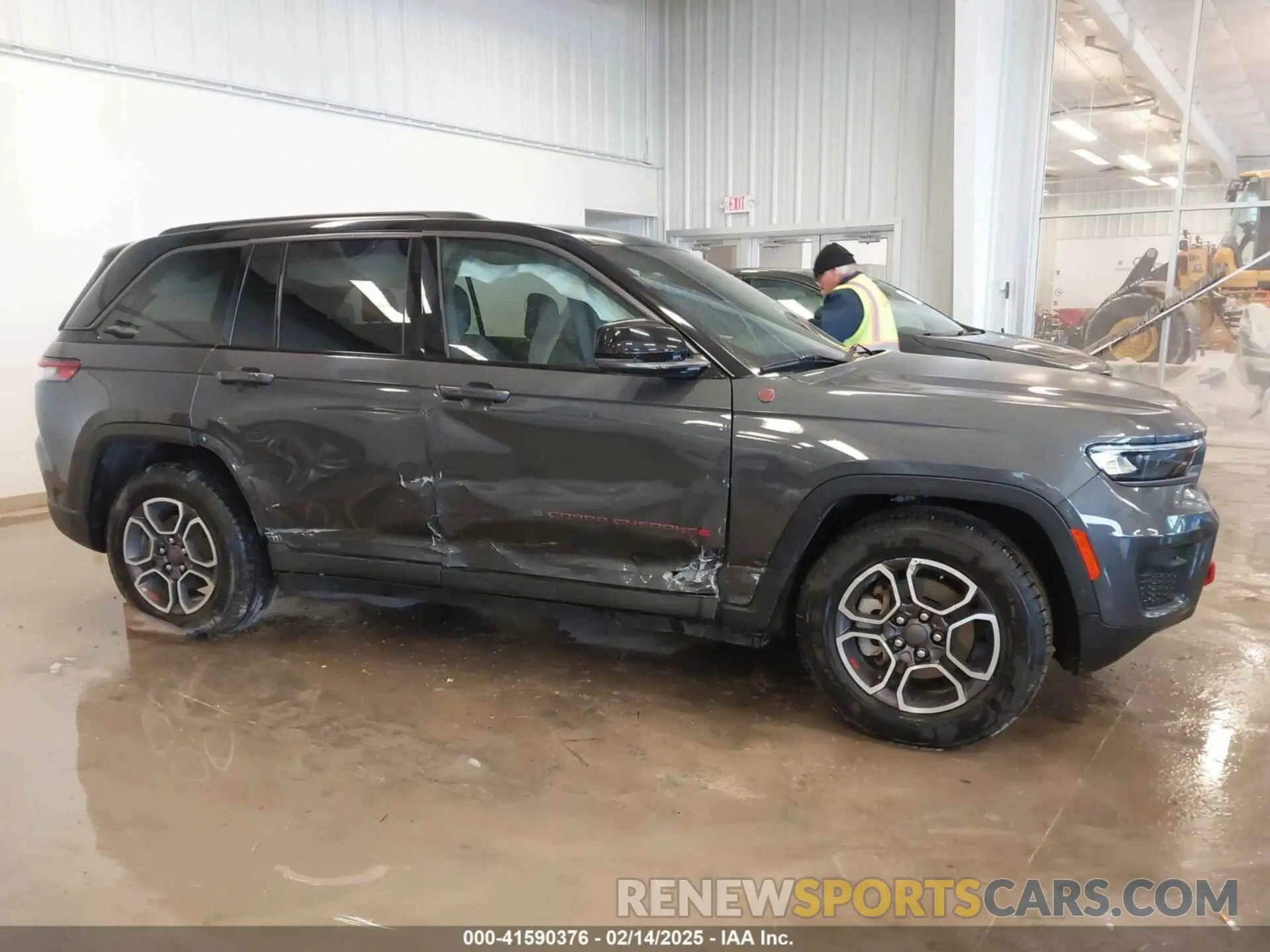 13 Photograph of a damaged car 1C4RJHCG6N8572467 JEEP GRAND CHEROKEE 2022
