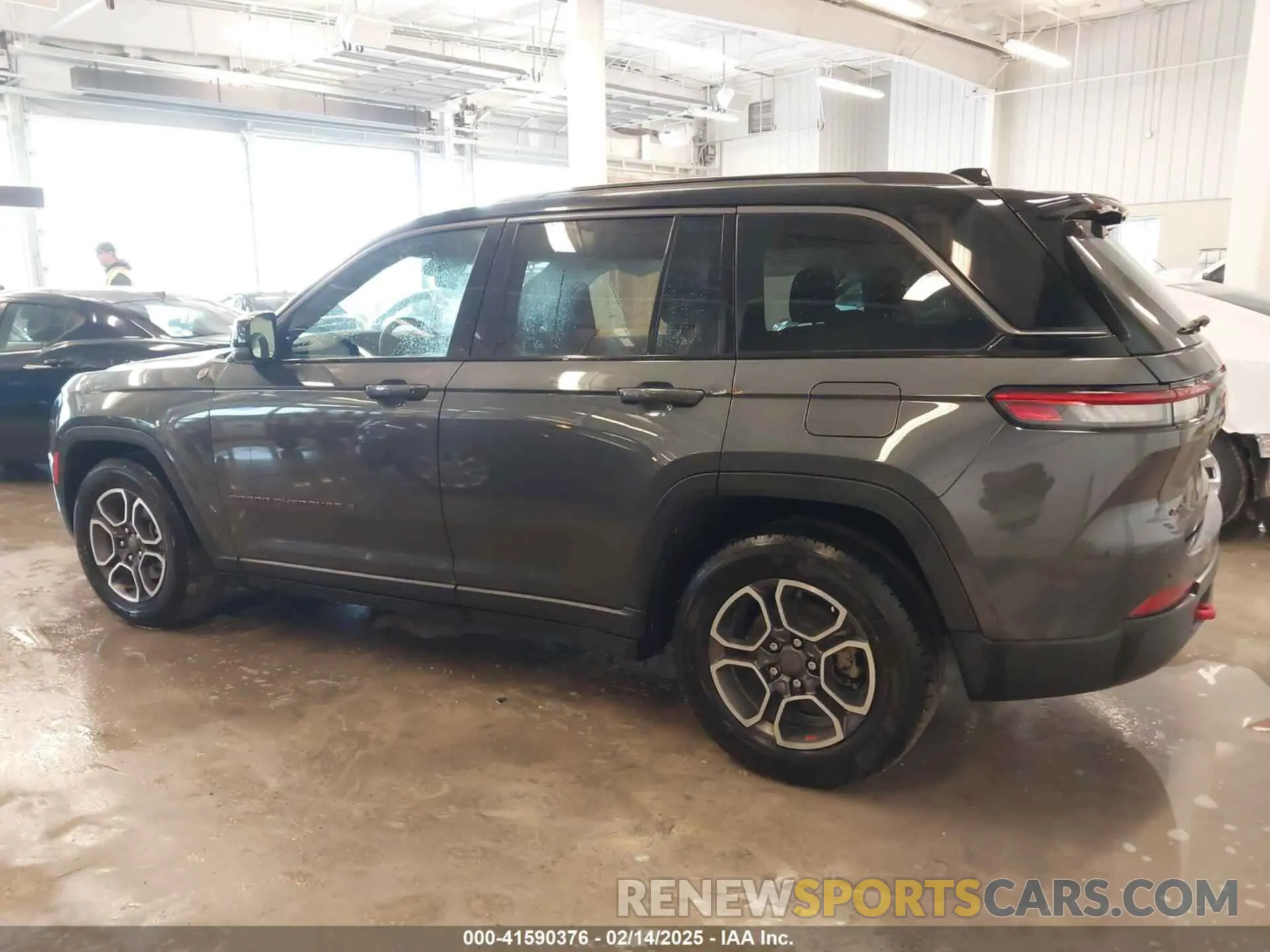 14 Photograph of a damaged car 1C4RJHCG6N8572467 JEEP GRAND CHEROKEE 2022