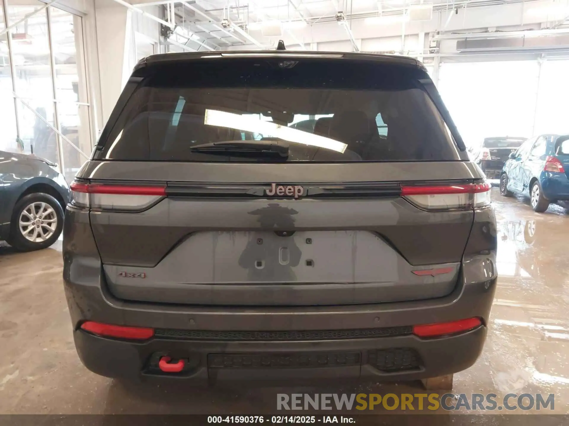 16 Photograph of a damaged car 1C4RJHCG6N8572467 JEEP GRAND CHEROKEE 2022
