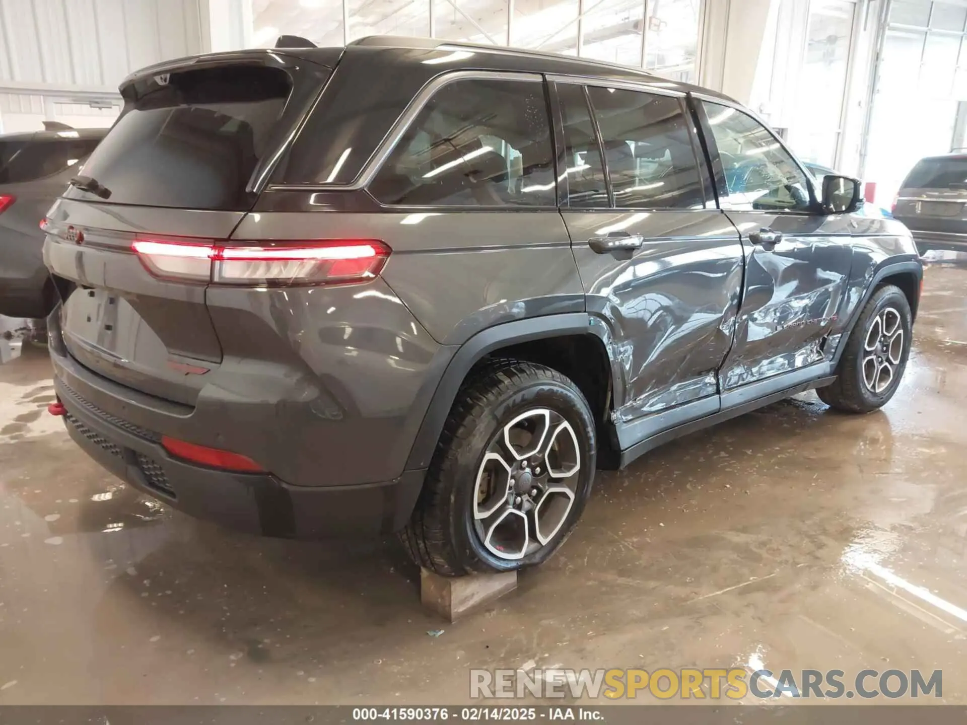 4 Photograph of a damaged car 1C4RJHCG6N8572467 JEEP GRAND CHEROKEE 2022