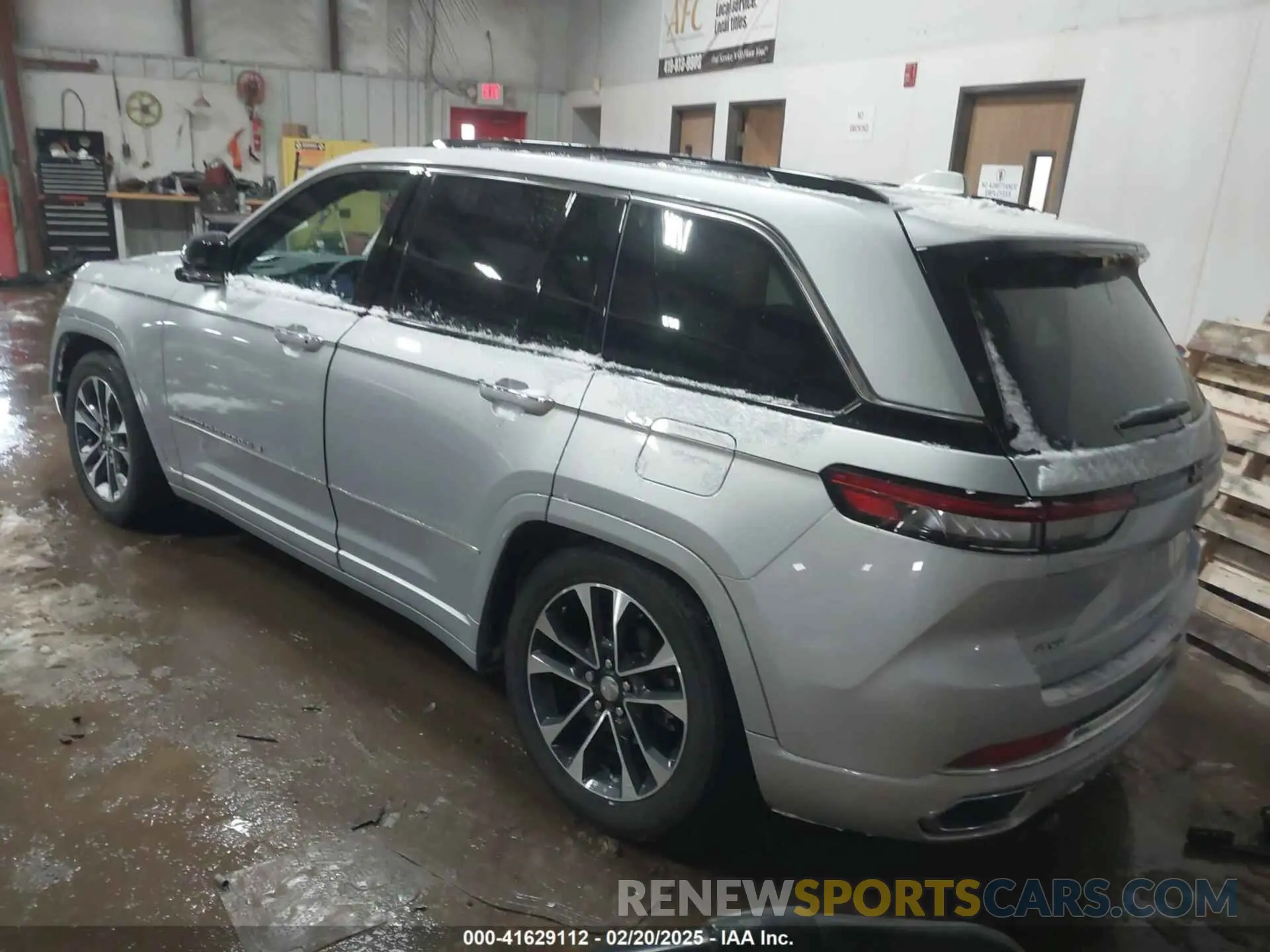 3 Photograph of a damaged car 1C4RJHDG2N8633960 JEEP GRAND CHEROKEE 2022