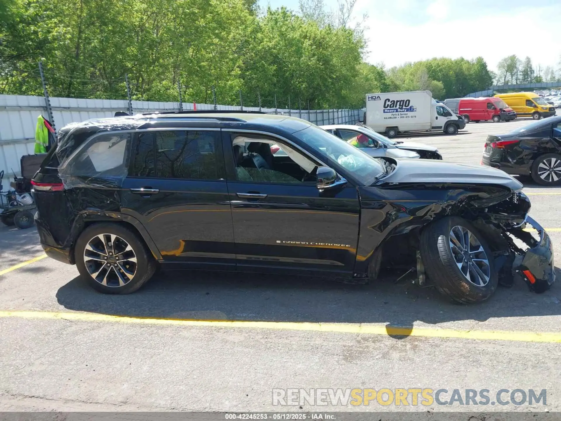 12 Photograph of a damaged car 1C4RJHDG2N8636129 JEEP GRAND CHEROKEE 2022