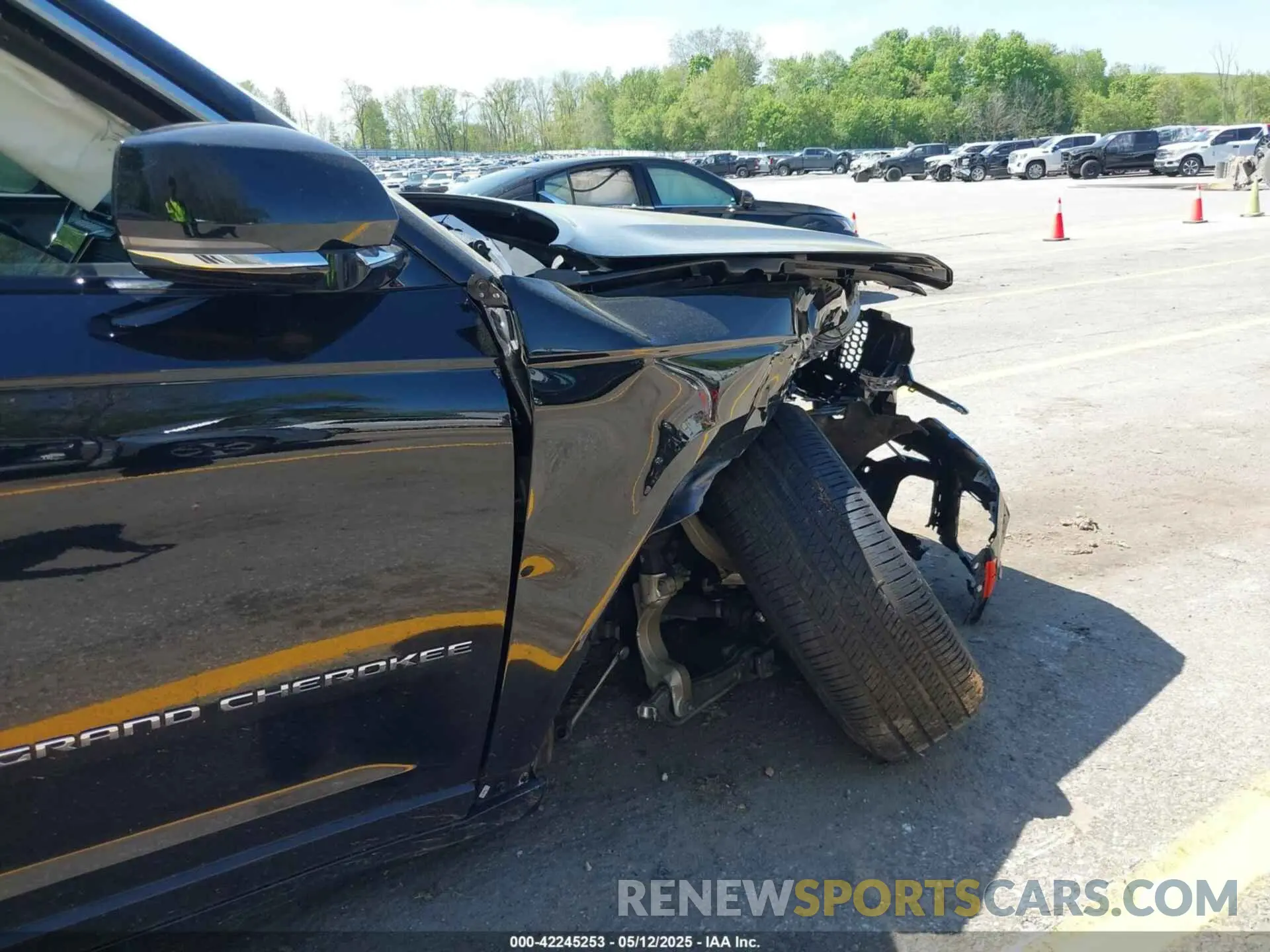 17 Photograph of a damaged car 1C4RJHDG2N8636129 JEEP GRAND CHEROKEE 2022