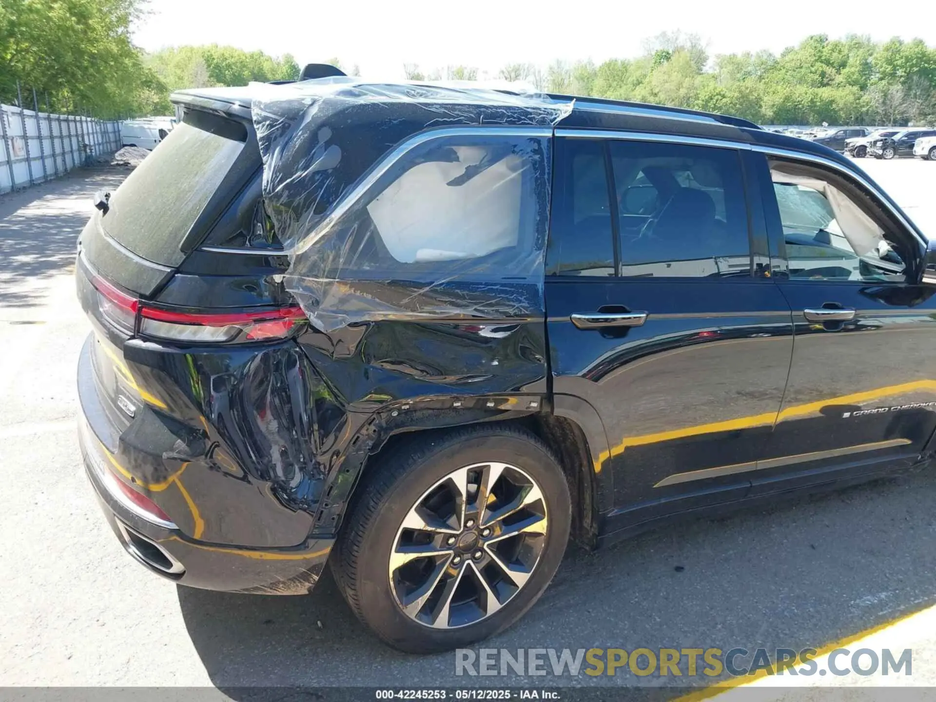18 Photograph of a damaged car 1C4RJHDG2N8636129 JEEP GRAND CHEROKEE 2022