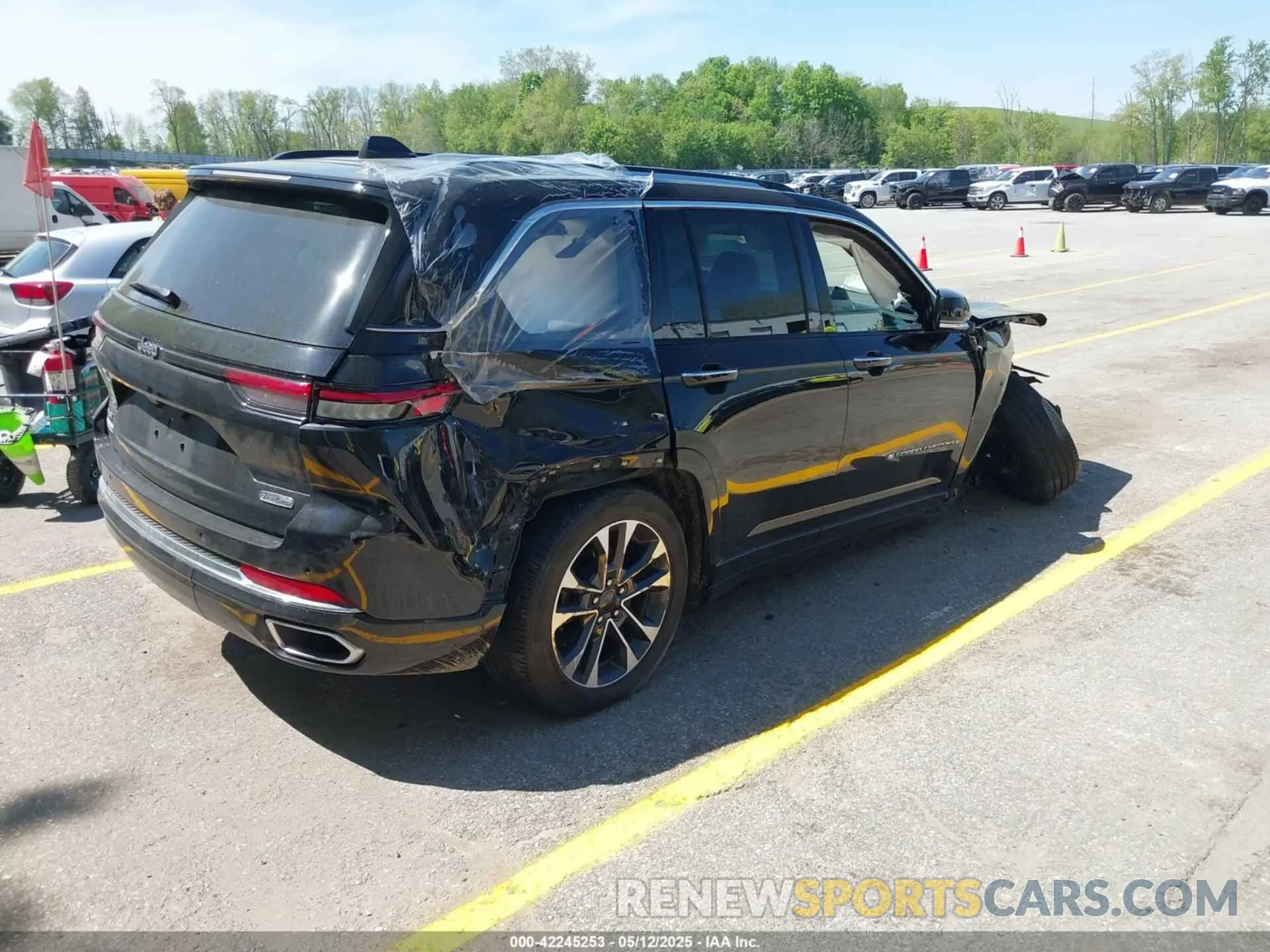 4 Photograph of a damaged car 1C4RJHDG2N8636129 JEEP GRAND CHEROKEE 2022