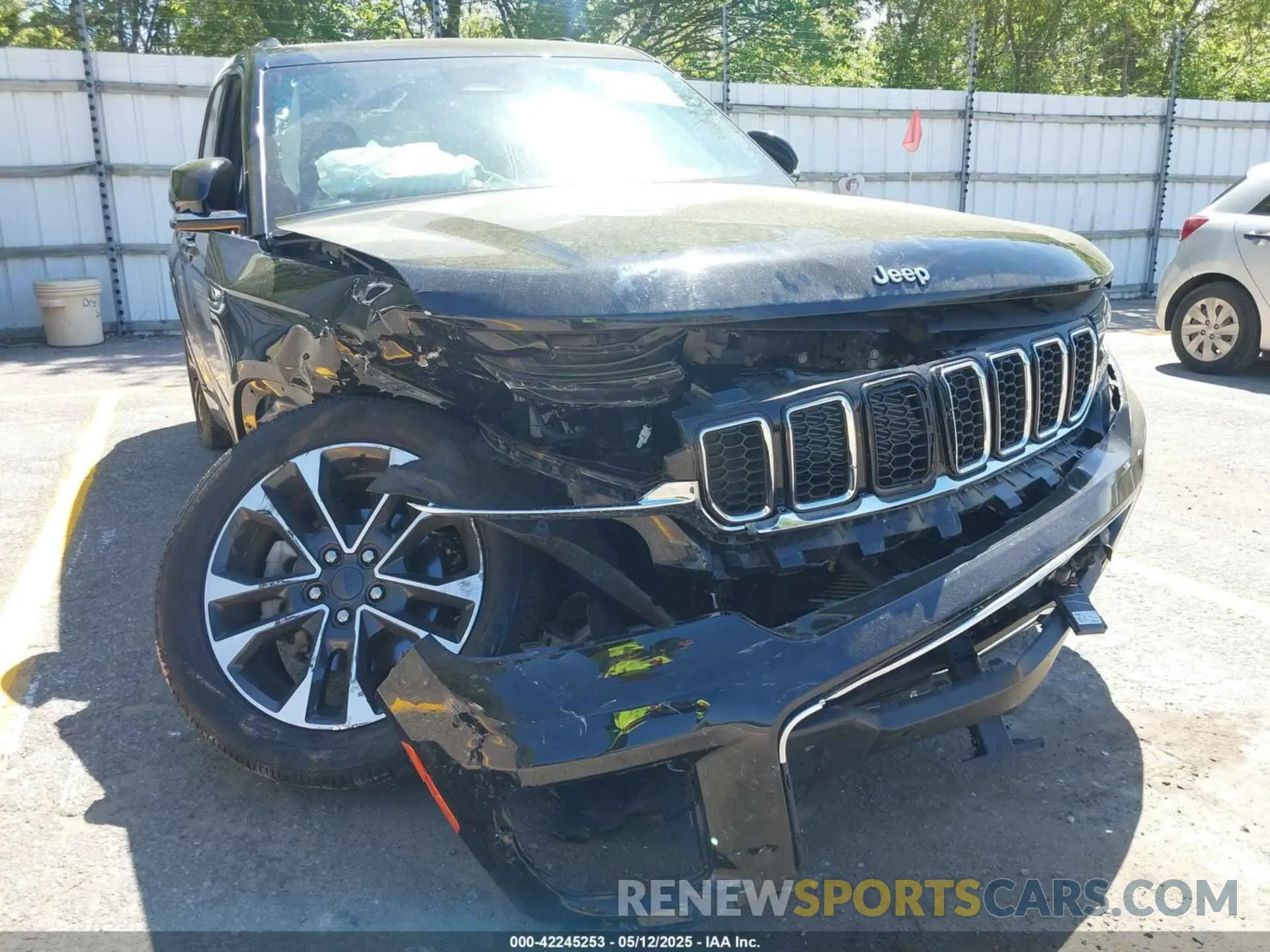 6 Photograph of a damaged car 1C4RJHDG2N8636129 JEEP GRAND CHEROKEE 2022