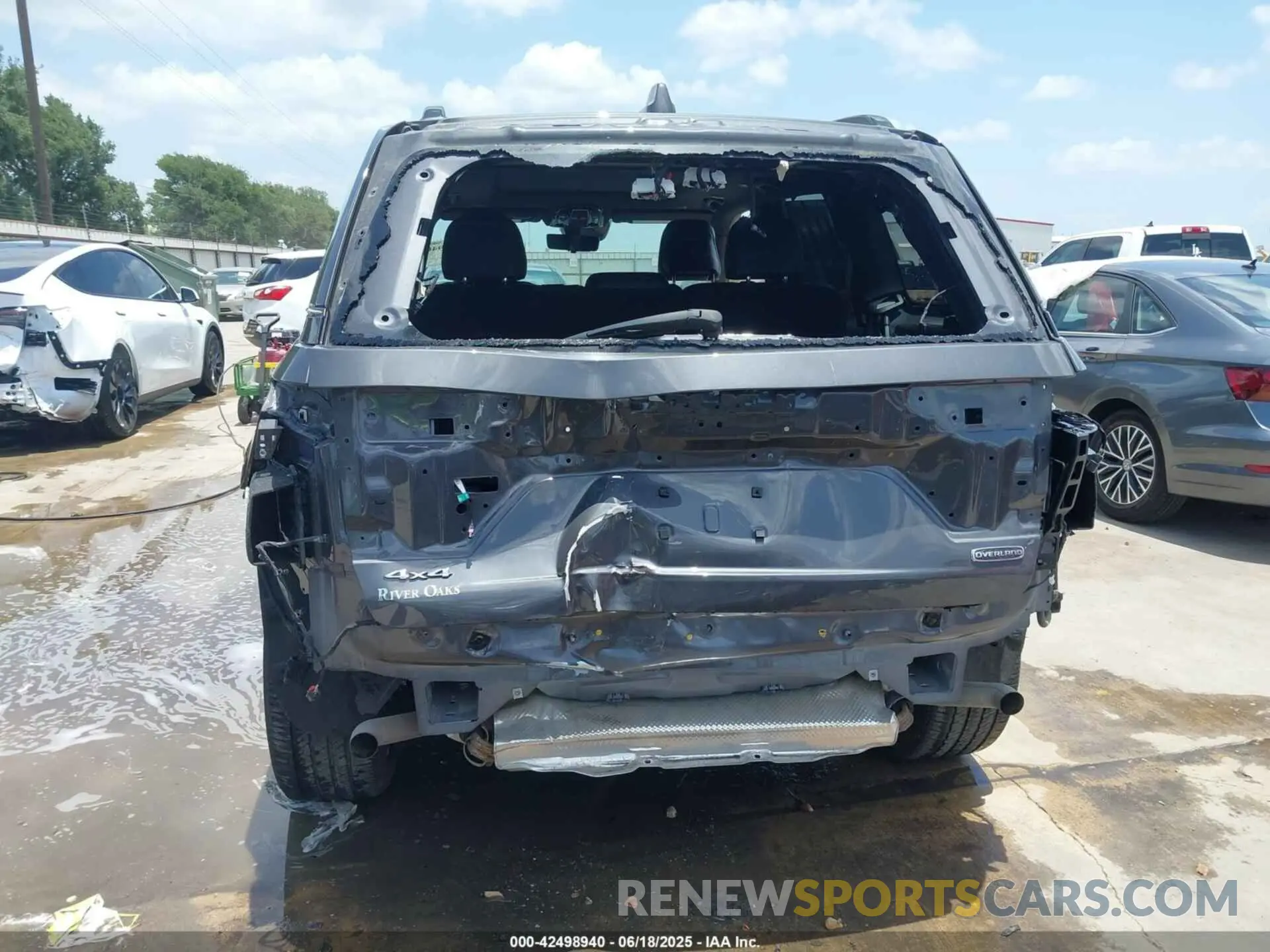 17 Photograph of a damaged car 1C4RJHDG6N8580874 JEEP GRAND CHEROKEE 2022