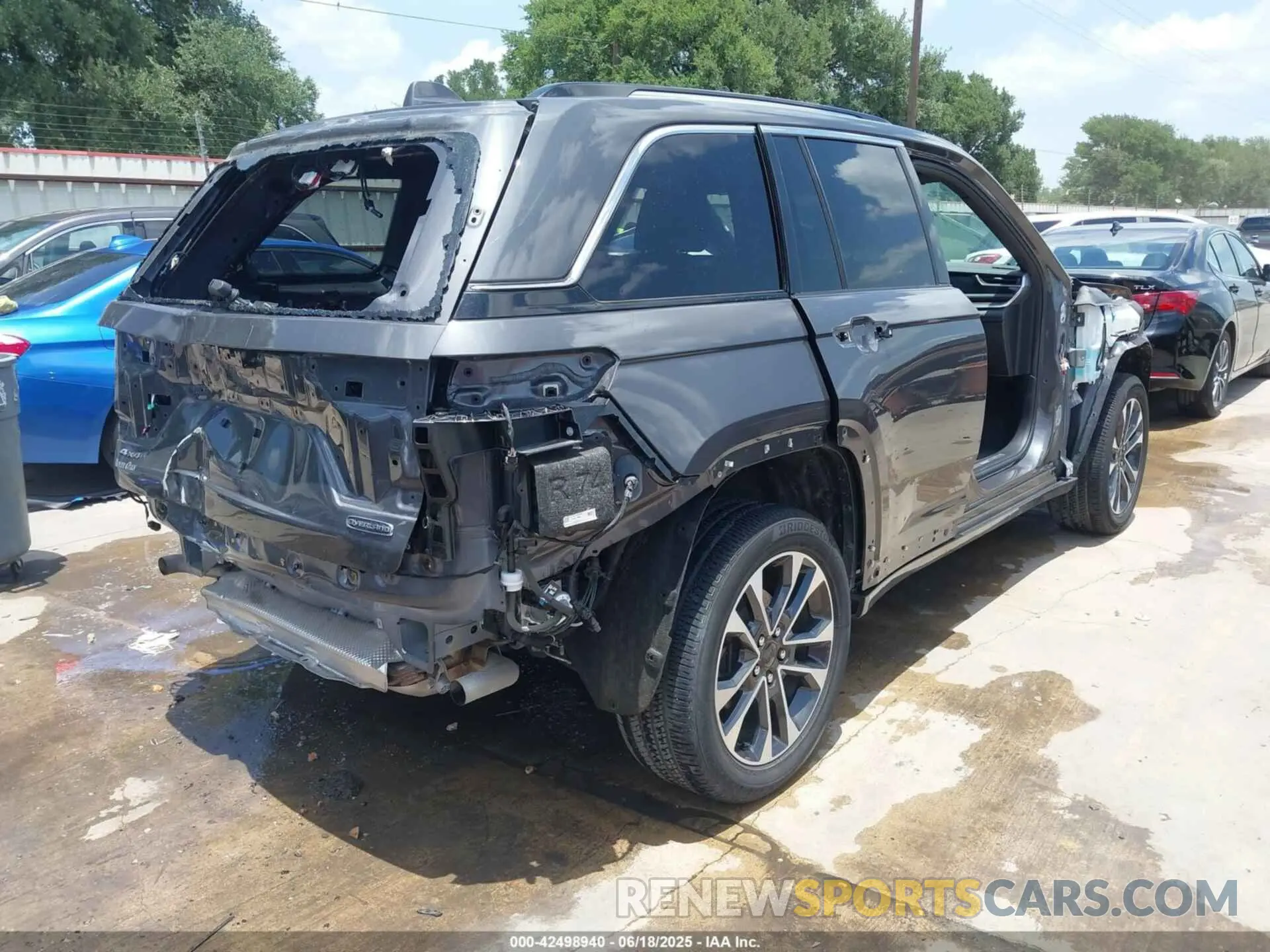 4 Photograph of a damaged car 1C4RJHDG6N8580874 JEEP GRAND CHEROKEE 2022