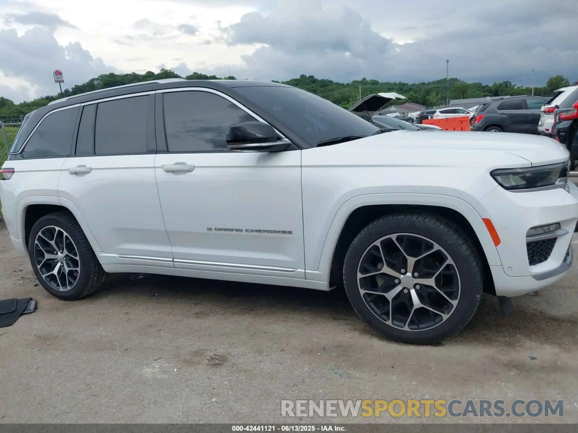 13 Photograph of a damaged car 1C4RJHEG9N8597490 JEEP GRAND CHEROKEE 2022