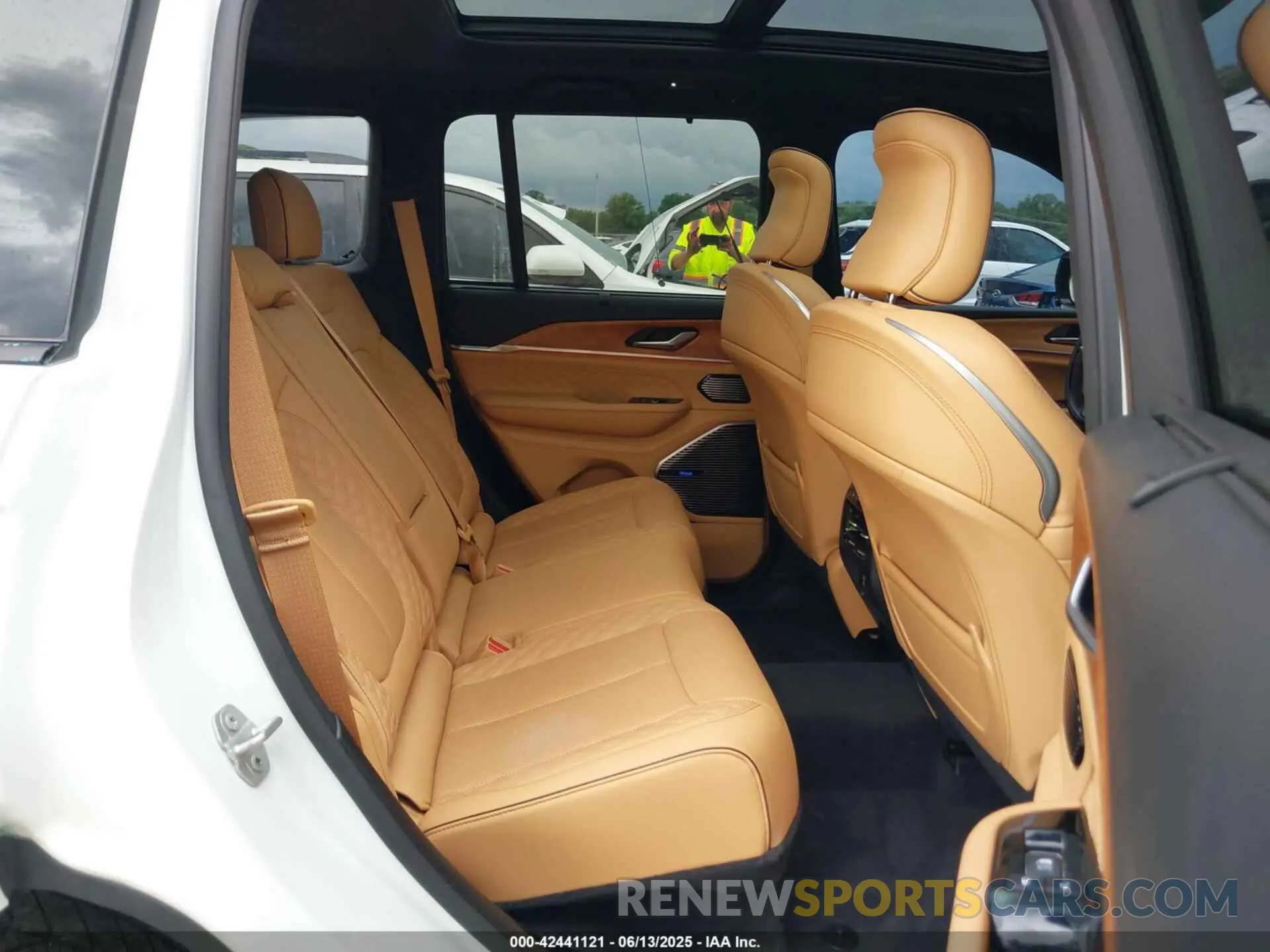 8 Photograph of a damaged car 1C4RJHEG9N8597490 JEEP GRAND CHEROKEE 2022