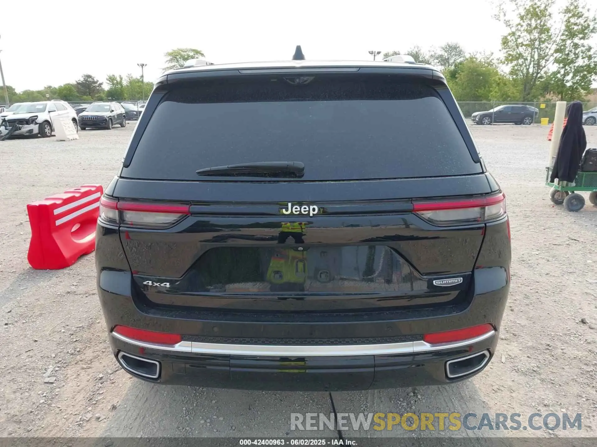 17 Photograph of a damaged car 1C4RJHET5N8510388 JEEP GRAND CHEROKEE 2022