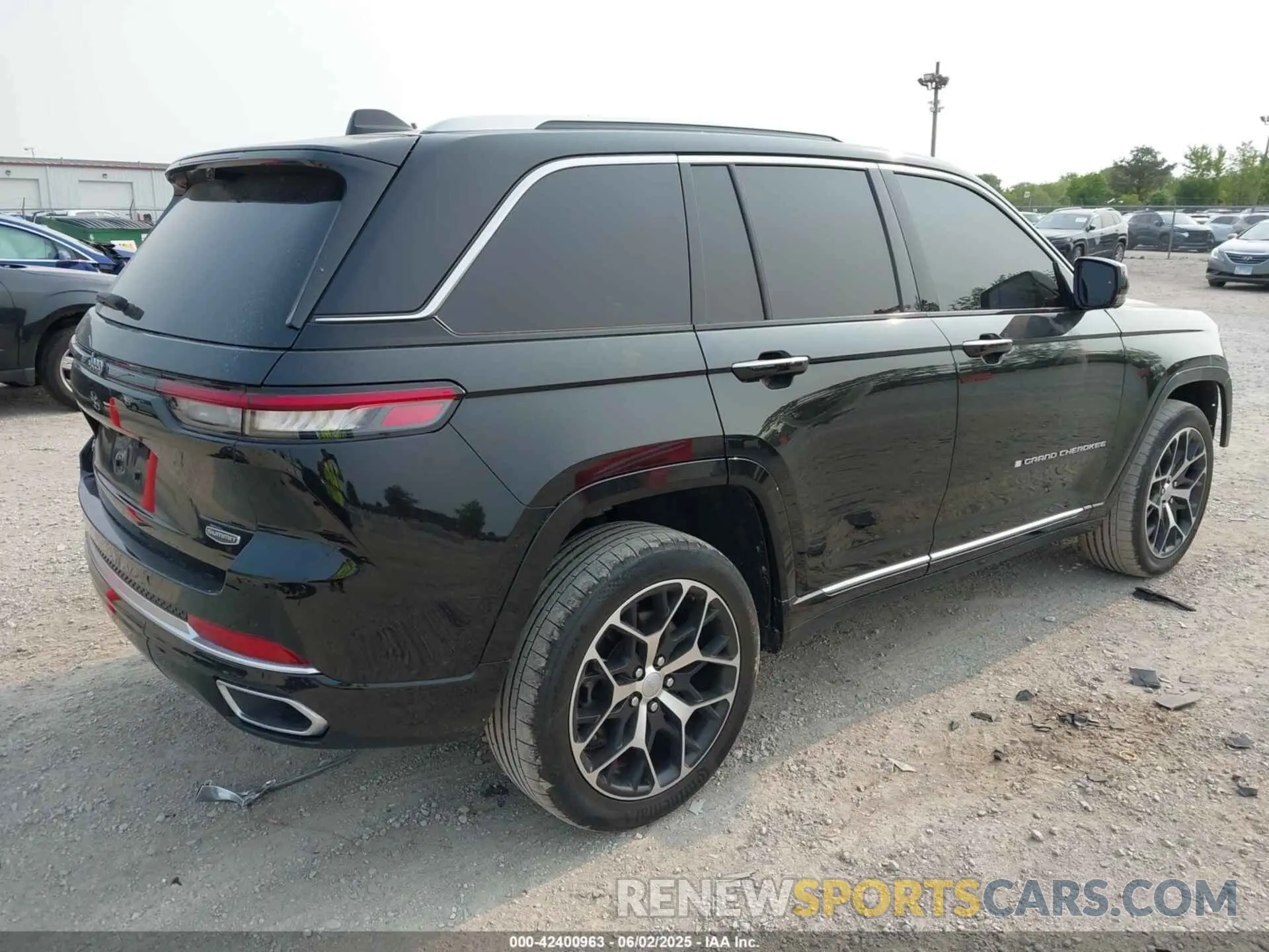 4 Photograph of a damaged car 1C4RJHET5N8510388 JEEP GRAND CHEROKEE 2022