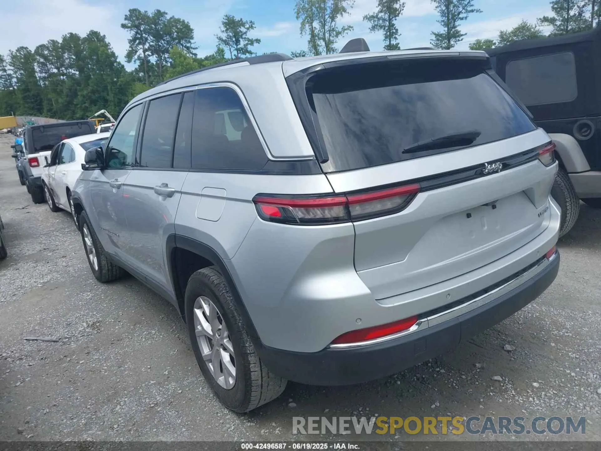 3 Photograph of a damaged car 1C4RJGBG1PC587289 JEEP GRAND CHEROKEE 2023