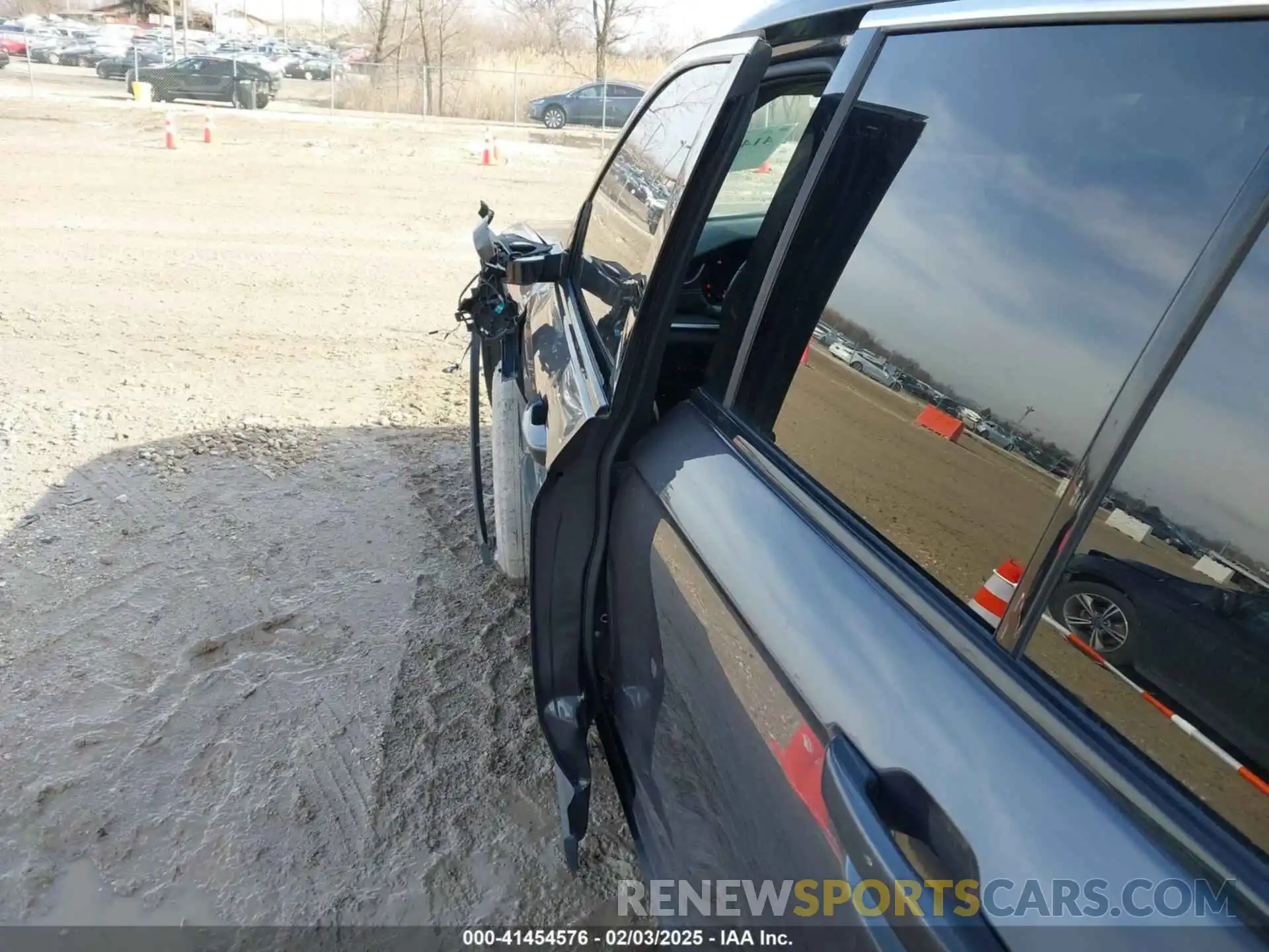 18 Photograph of a damaged car 1C4RJGBG7P8903118 JEEP GRAND CHEROKEE 2023