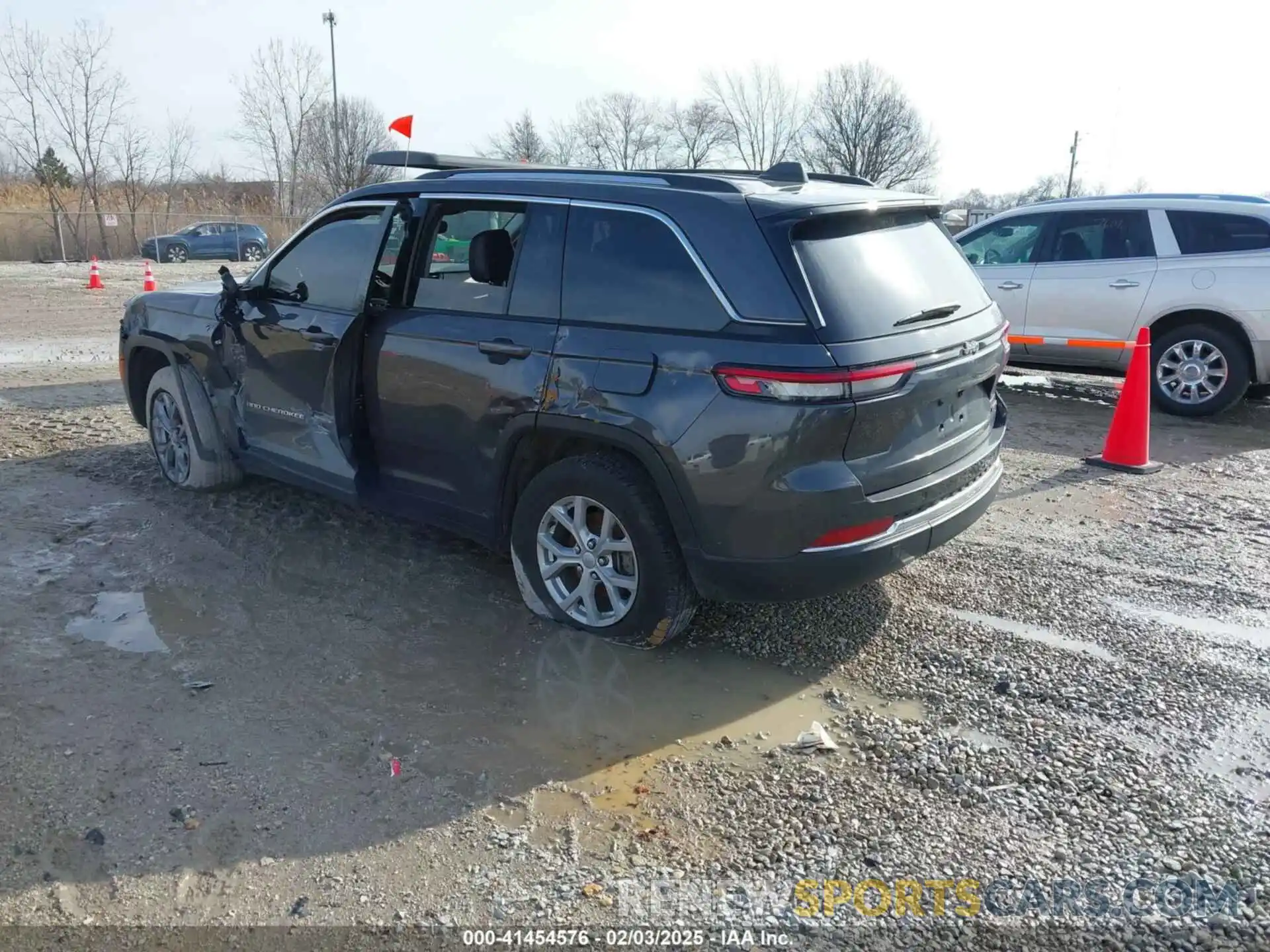 3 Photograph of a damaged car 1C4RJGBG7P8903118 JEEP GRAND CHEROKEE 2023