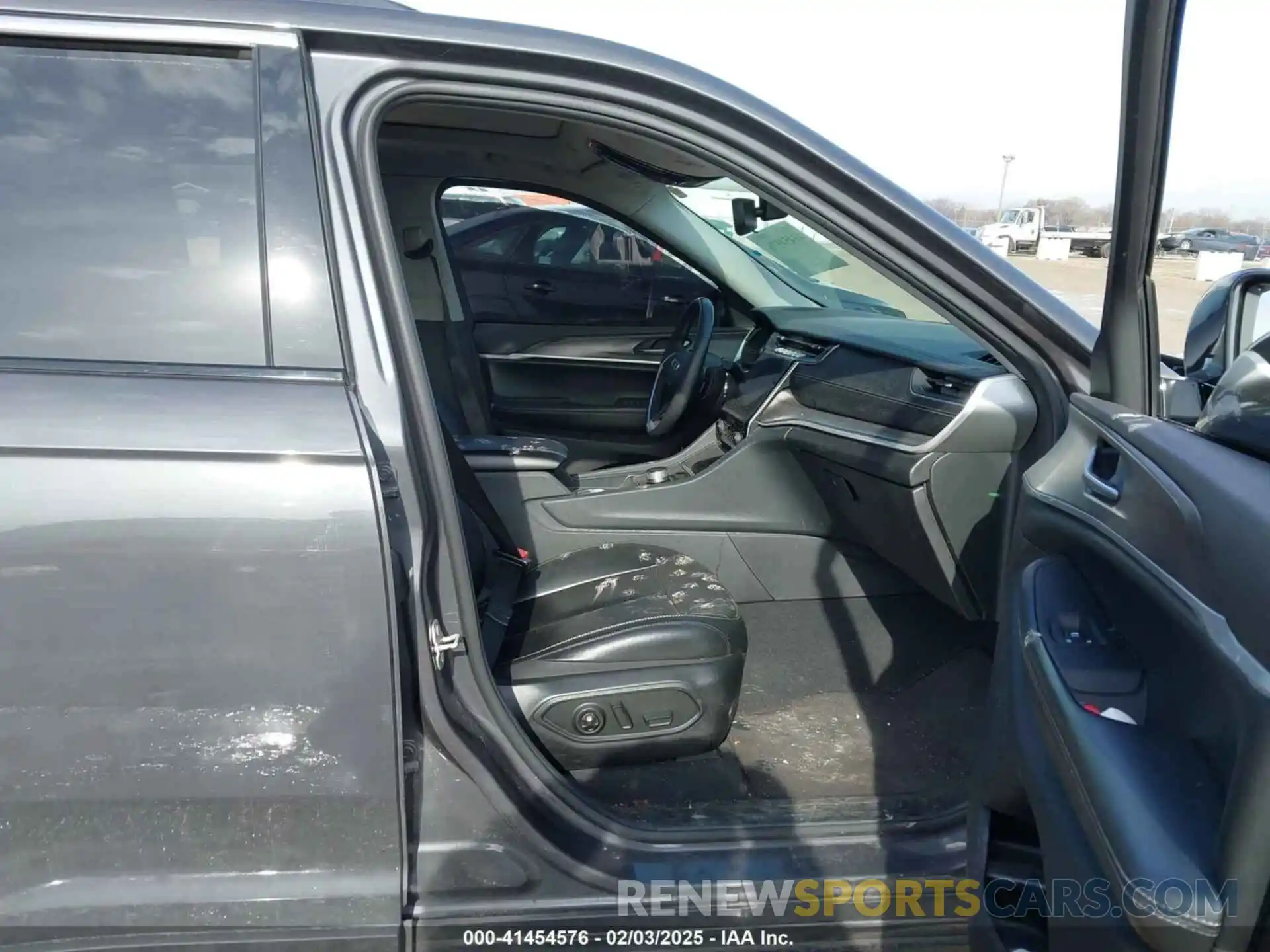 5 Photograph of a damaged car 1C4RJGBG7P8903118 JEEP GRAND CHEROKEE 2023