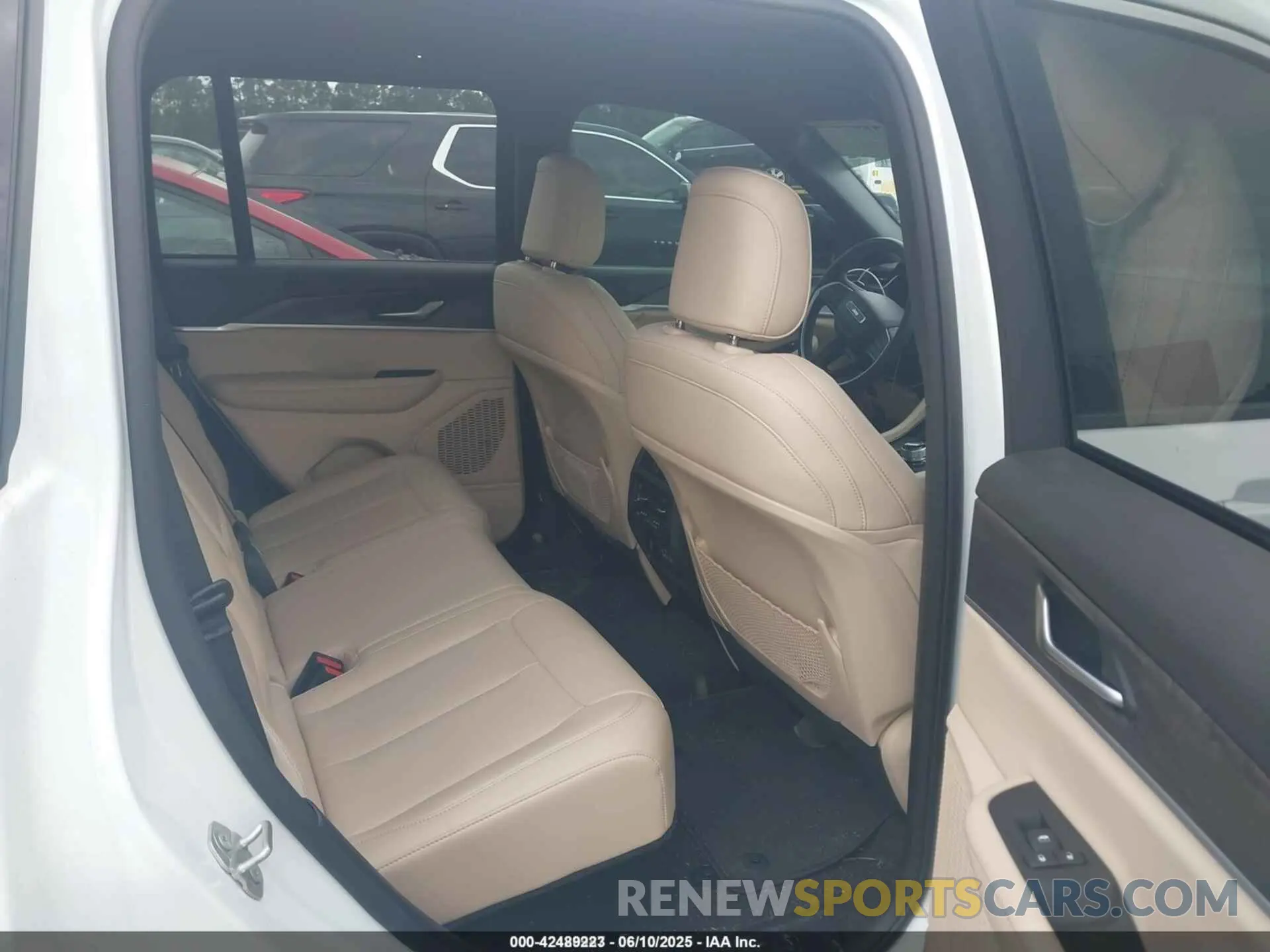 8 Photograph of a damaged car 1C4RJGBG9P8893627 JEEP GRAND CHEROKEE 2023