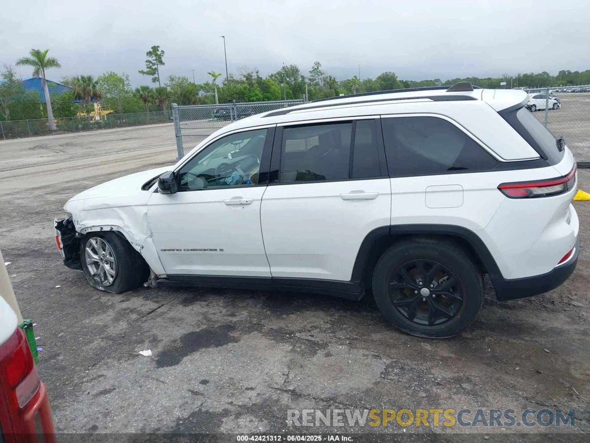13 Photograph of a damaged car 1C4RJGBGXPC544537 JEEP GRAND CHEROKEE 2023