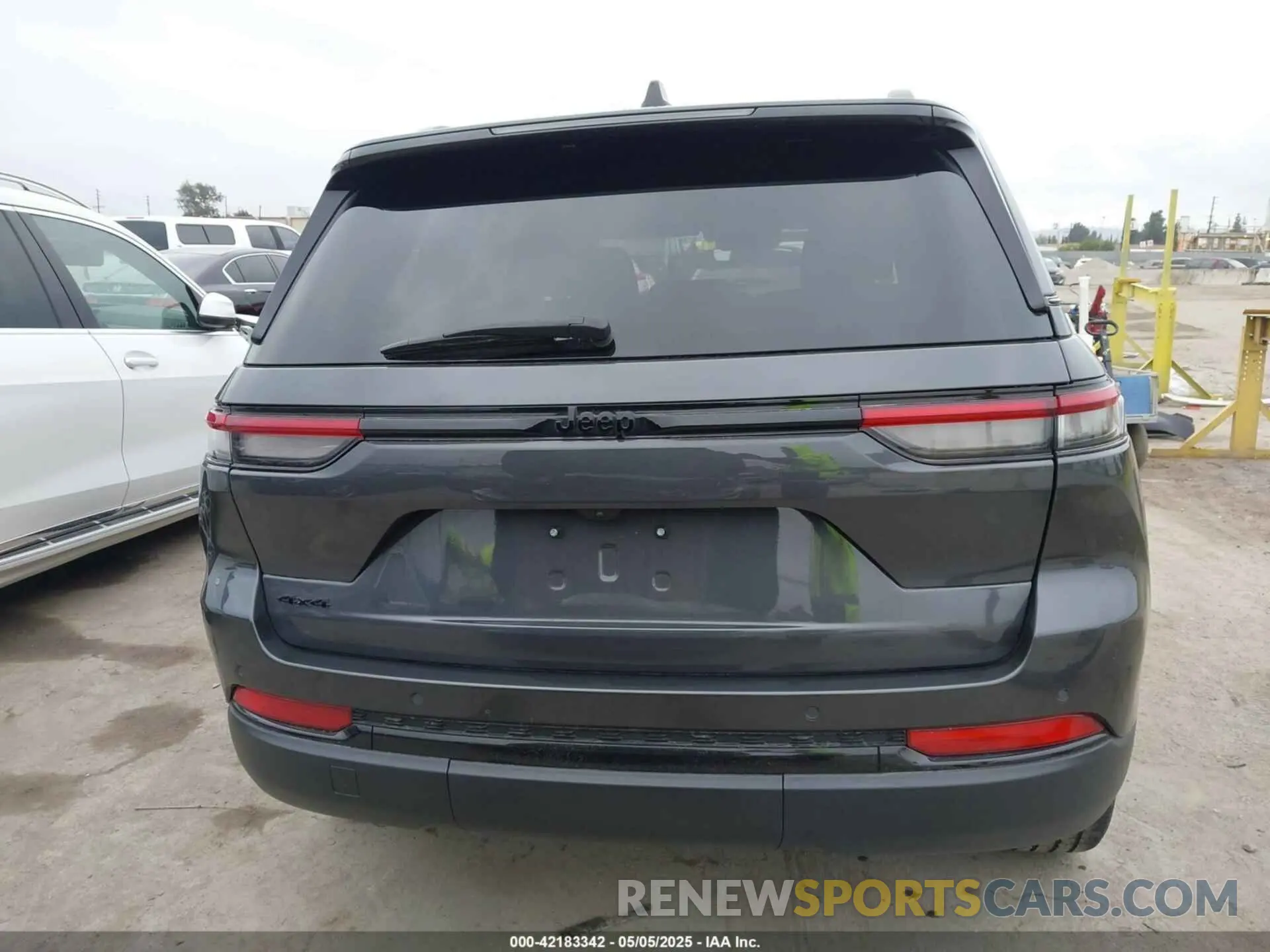 17 Photograph of a damaged car 1C4RJHAG7PC545975 JEEP GRAND CHEROKEE 2023