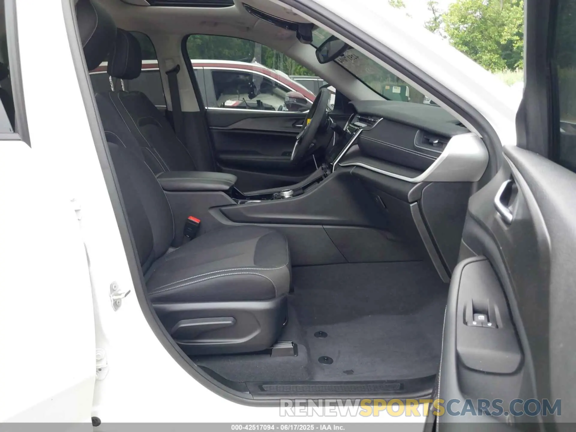 5 Photograph of a damaged car 1C4RJHAG8PC529459 JEEP GRAND CHEROKEE 2023