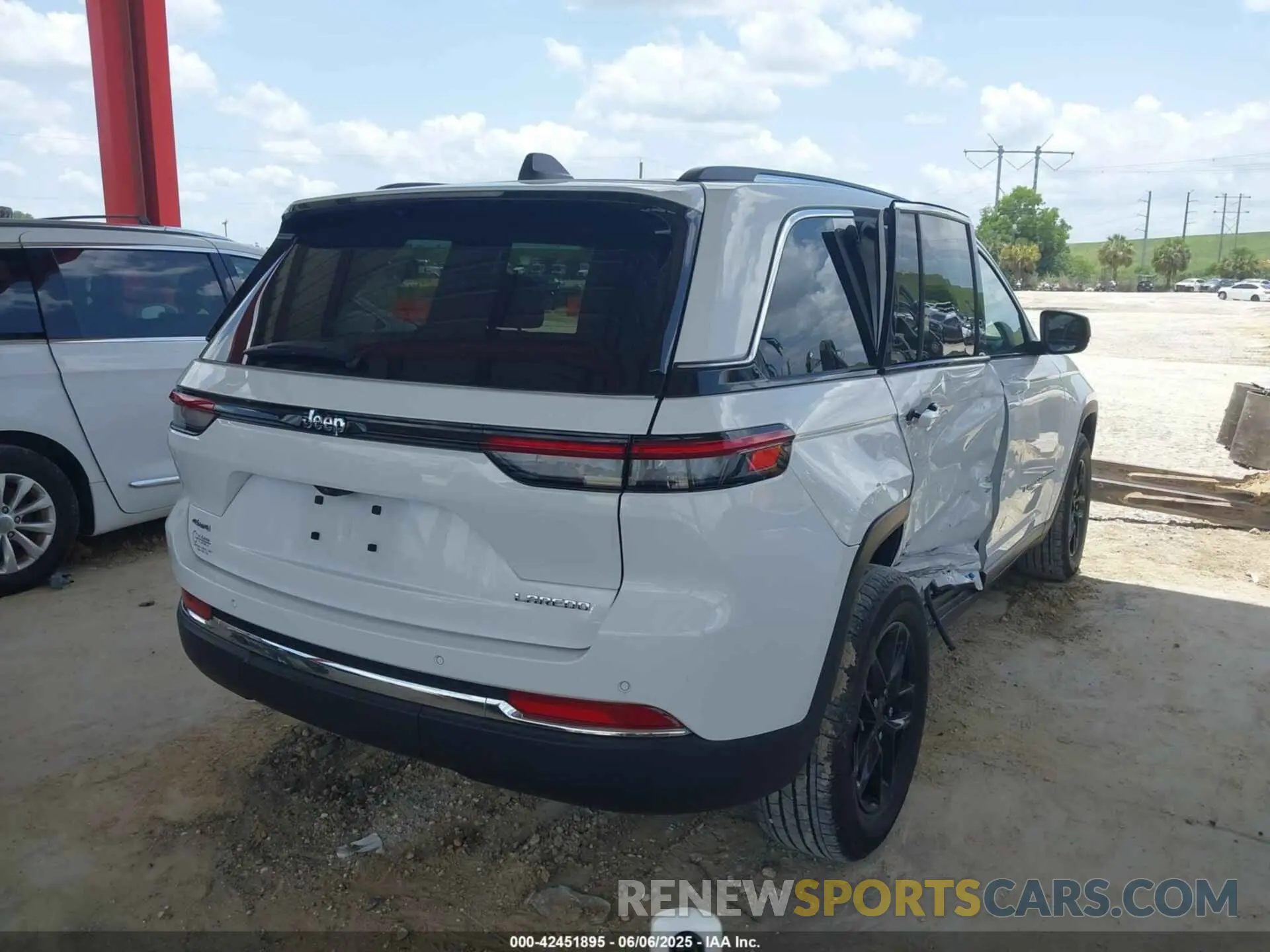 4 Photograph of a damaged car 1C4RJHAG8PC670600 JEEP GRAND CHEROKEE 2023