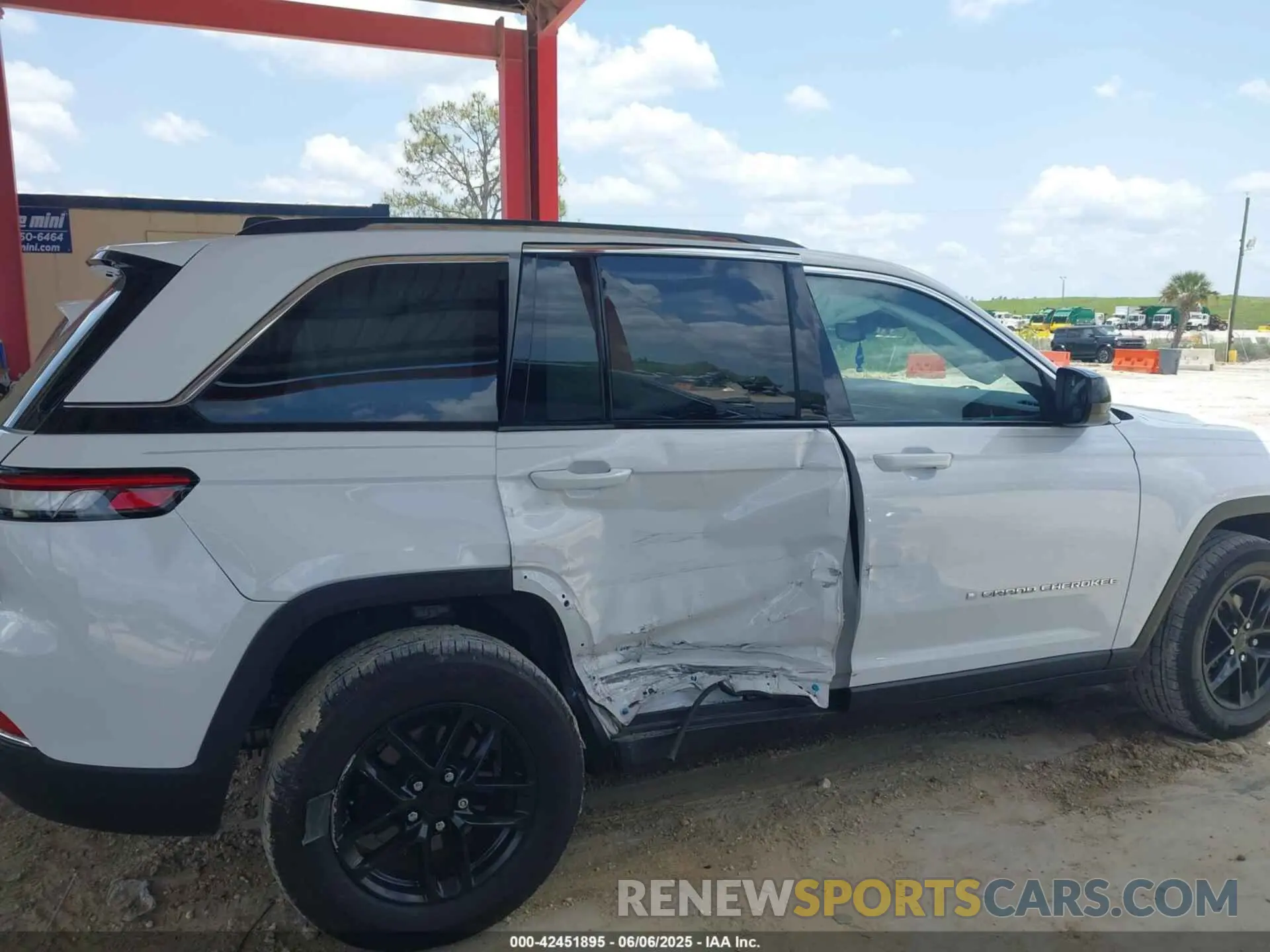 6 Photograph of a damaged car 1C4RJHAG8PC670600 JEEP GRAND CHEROKEE 2023