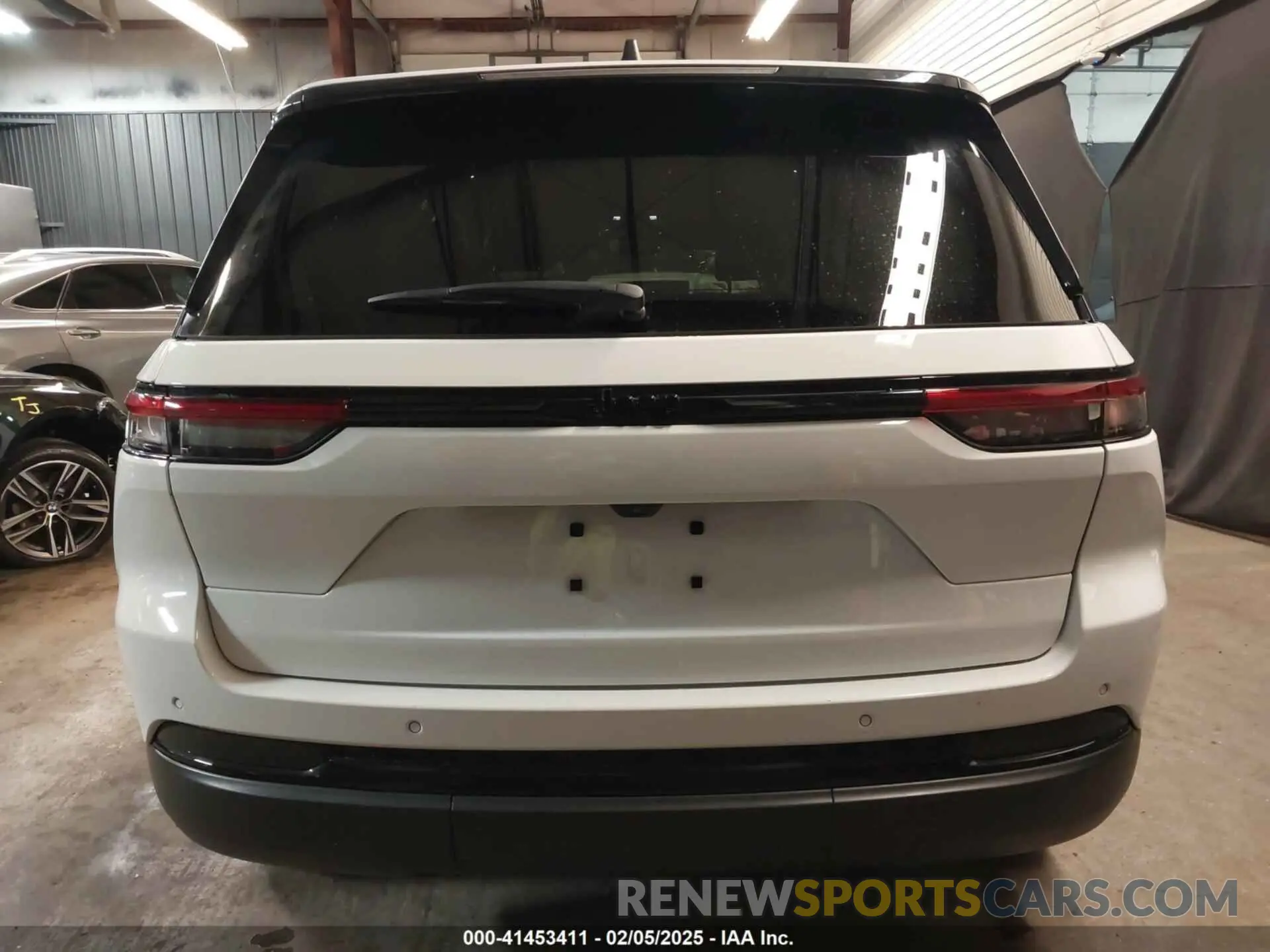 17 Photograph of a damaged car 1C4RJHBG3PC504354 JEEP GRAND CHEROKEE 2023