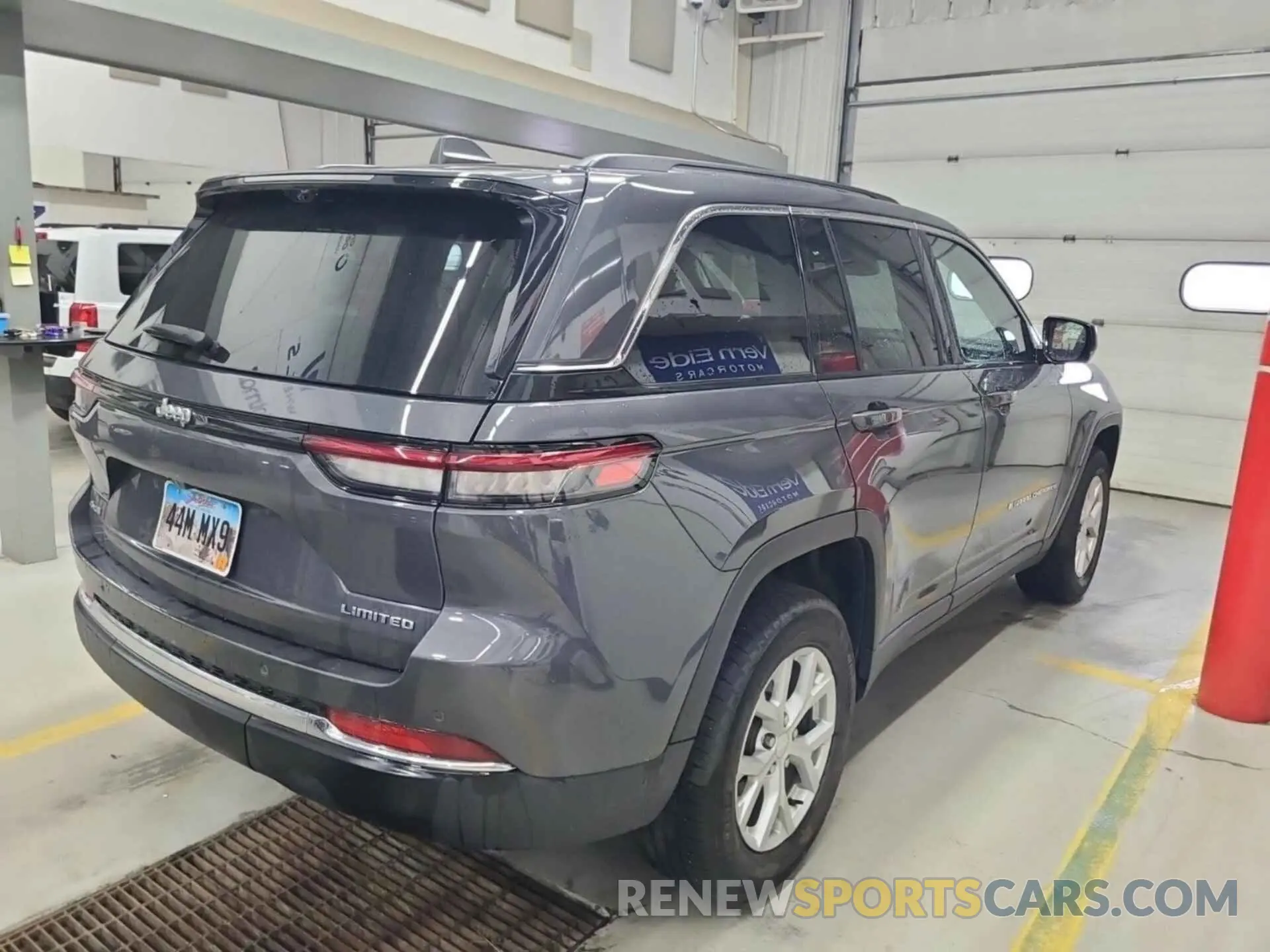 33 Photograph of a damaged car 1C4RJHBG4PC634367 JEEP GRAND CHEROKEE 2023