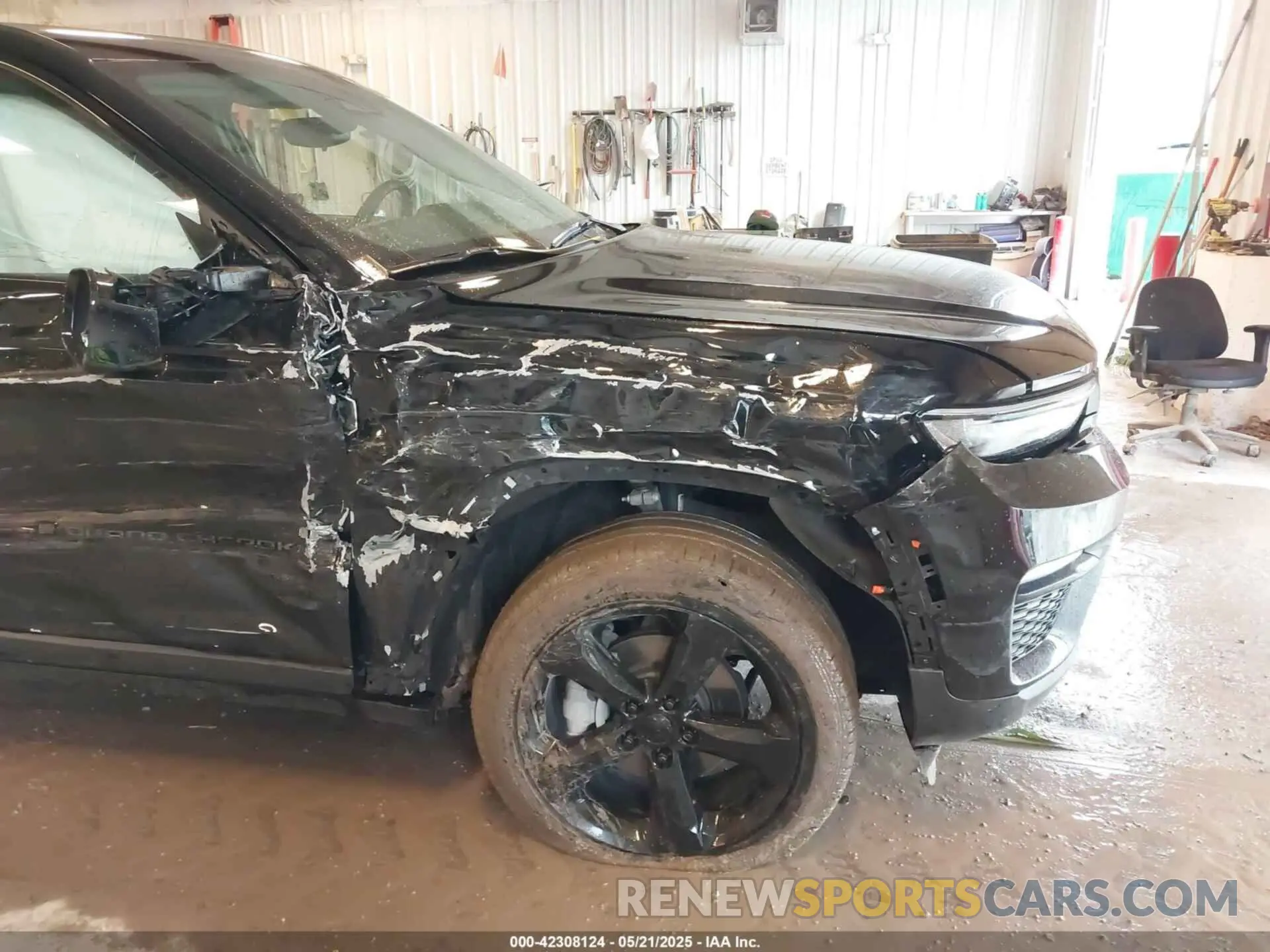 18 Photograph of a damaged car 1C4RJHBG8PC541884 JEEP GRAND CHEROKEE 2023